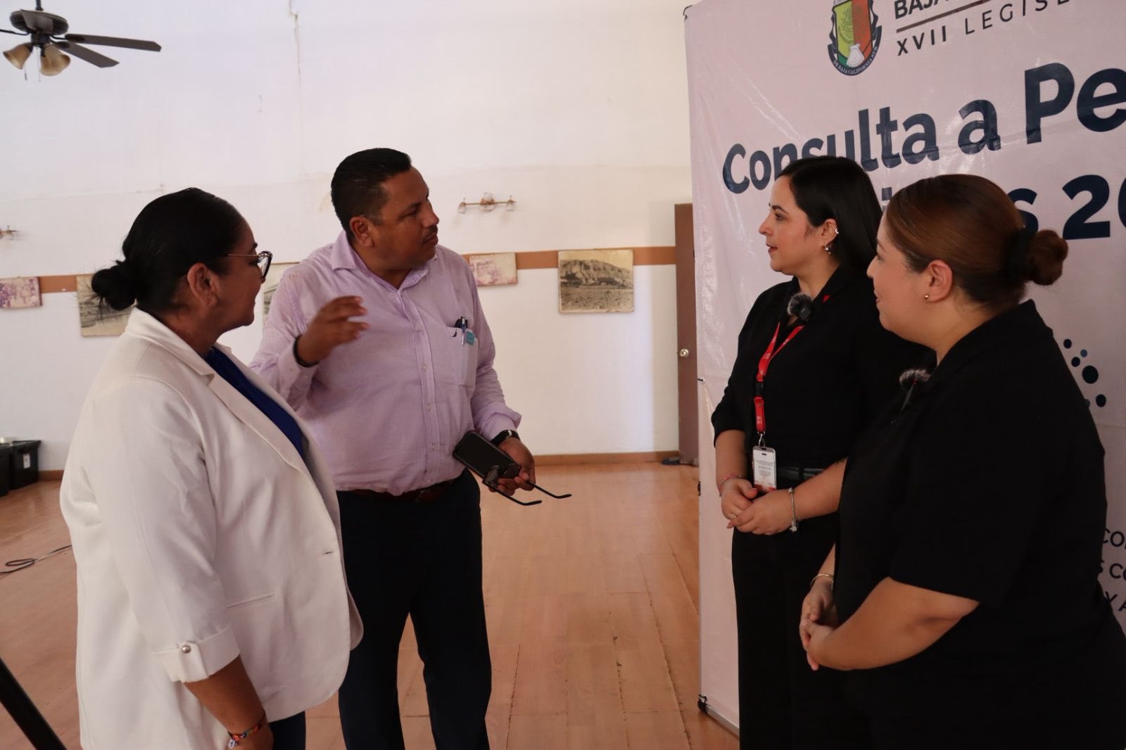 Puede ser una imagen de 4 personas y texto