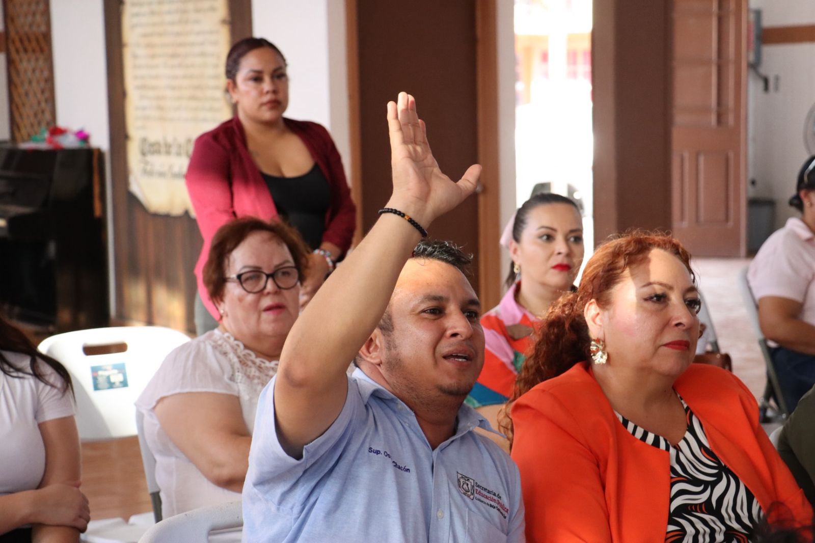 Puede ser una imagen de 2 personas y texto que dice "ONGRESO C"