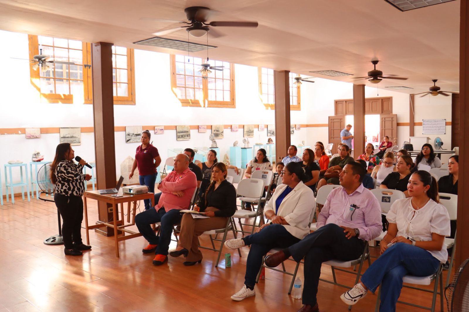 Puede ser una imagen de 8 personas, personas estudiando y texto