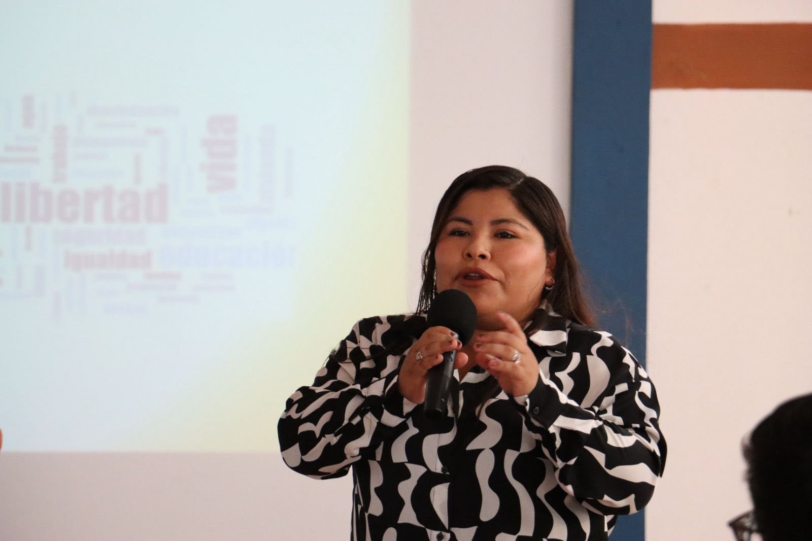 Puede ser una imagen de 7 personas