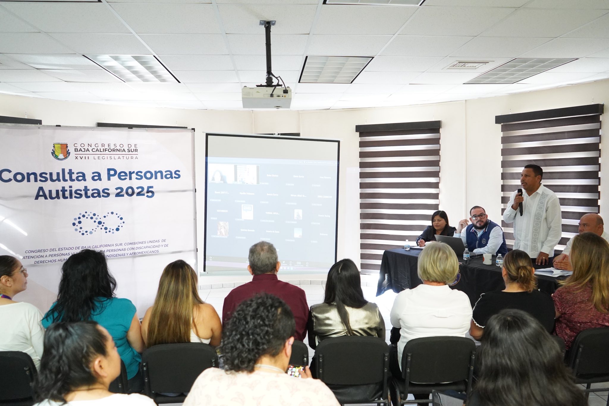 Puede ser una imagen de 4 personas y texto