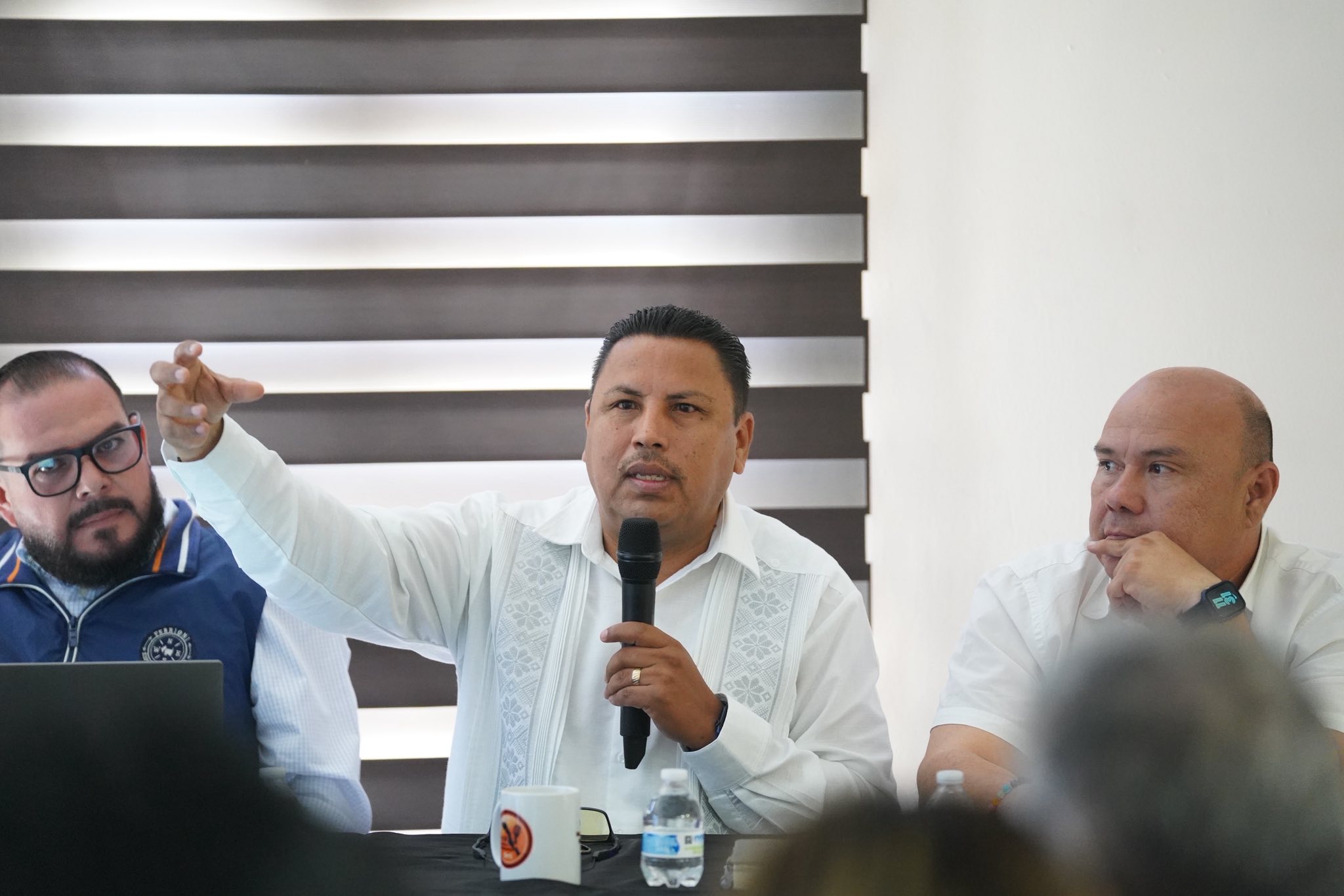 Puede ser una imagen de 4 personas y texto