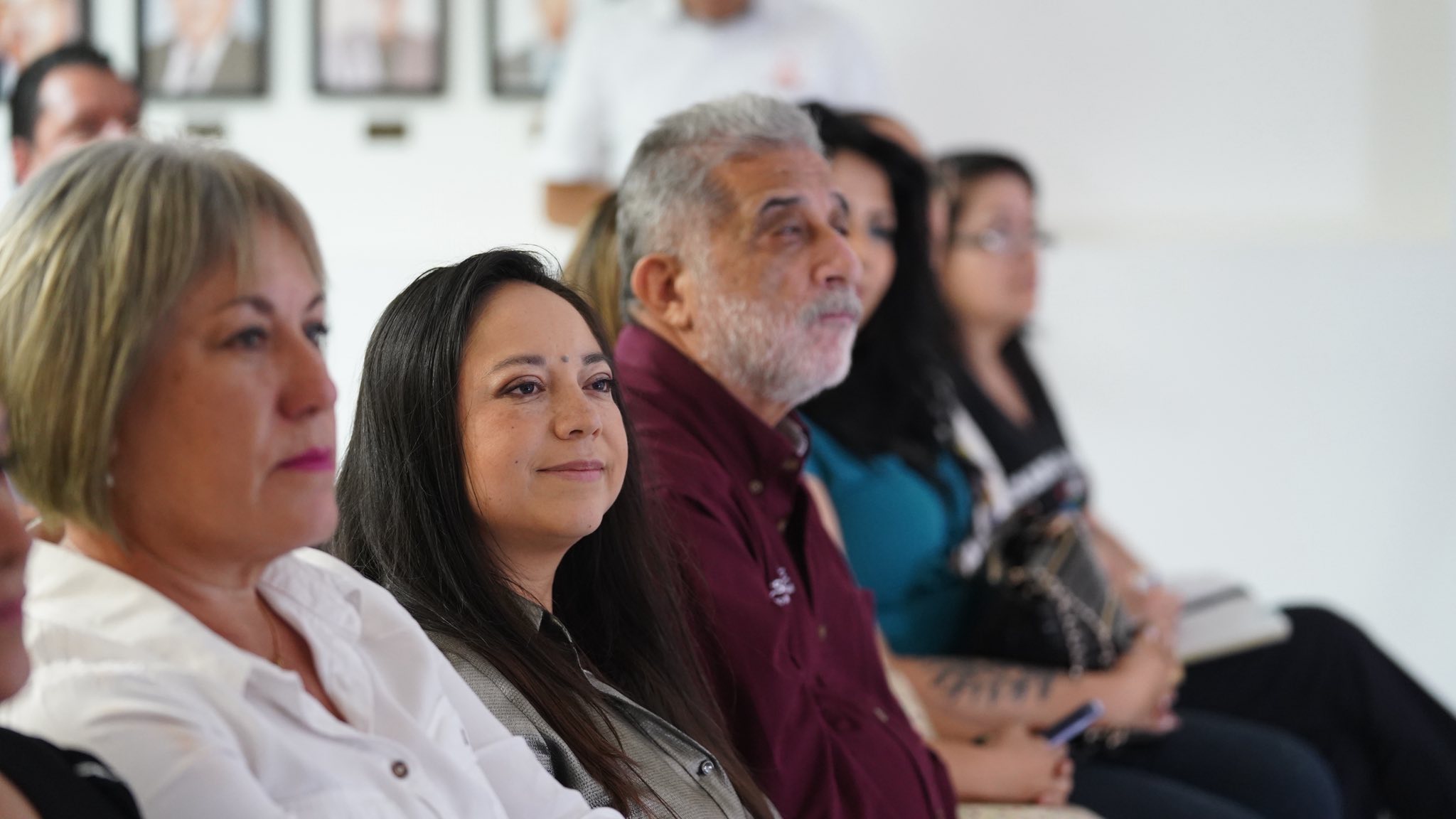 Puede ser una imagen de 4 personas y texto