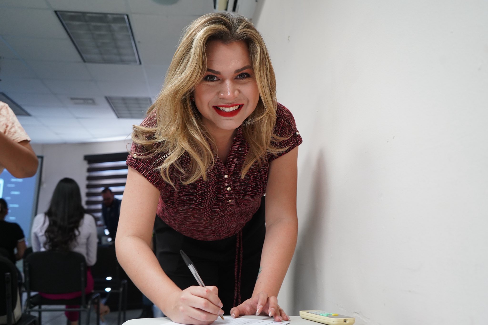 Puede ser una imagen de 4 personas y texto