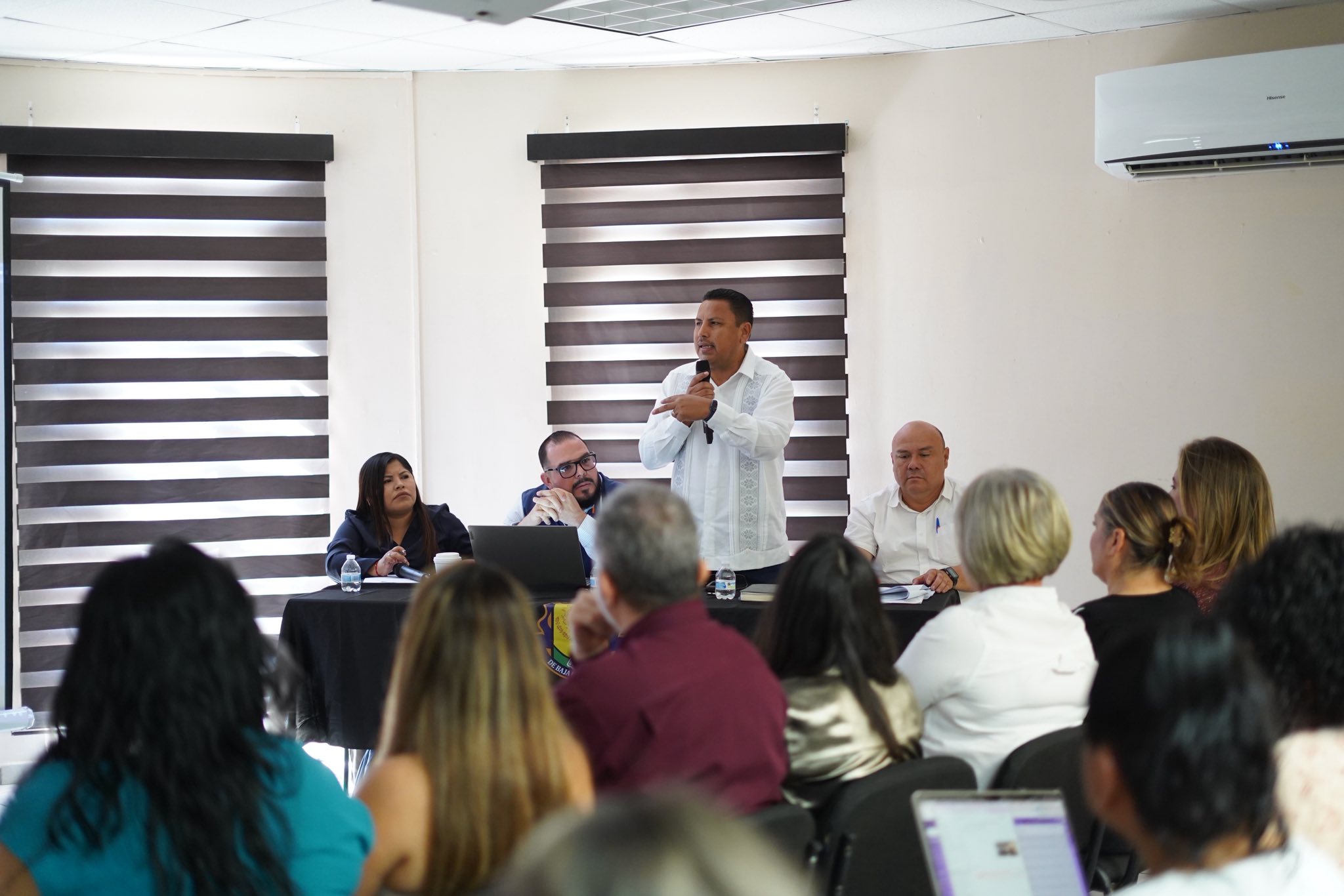 Puede ser una imagen de 4 personas y texto