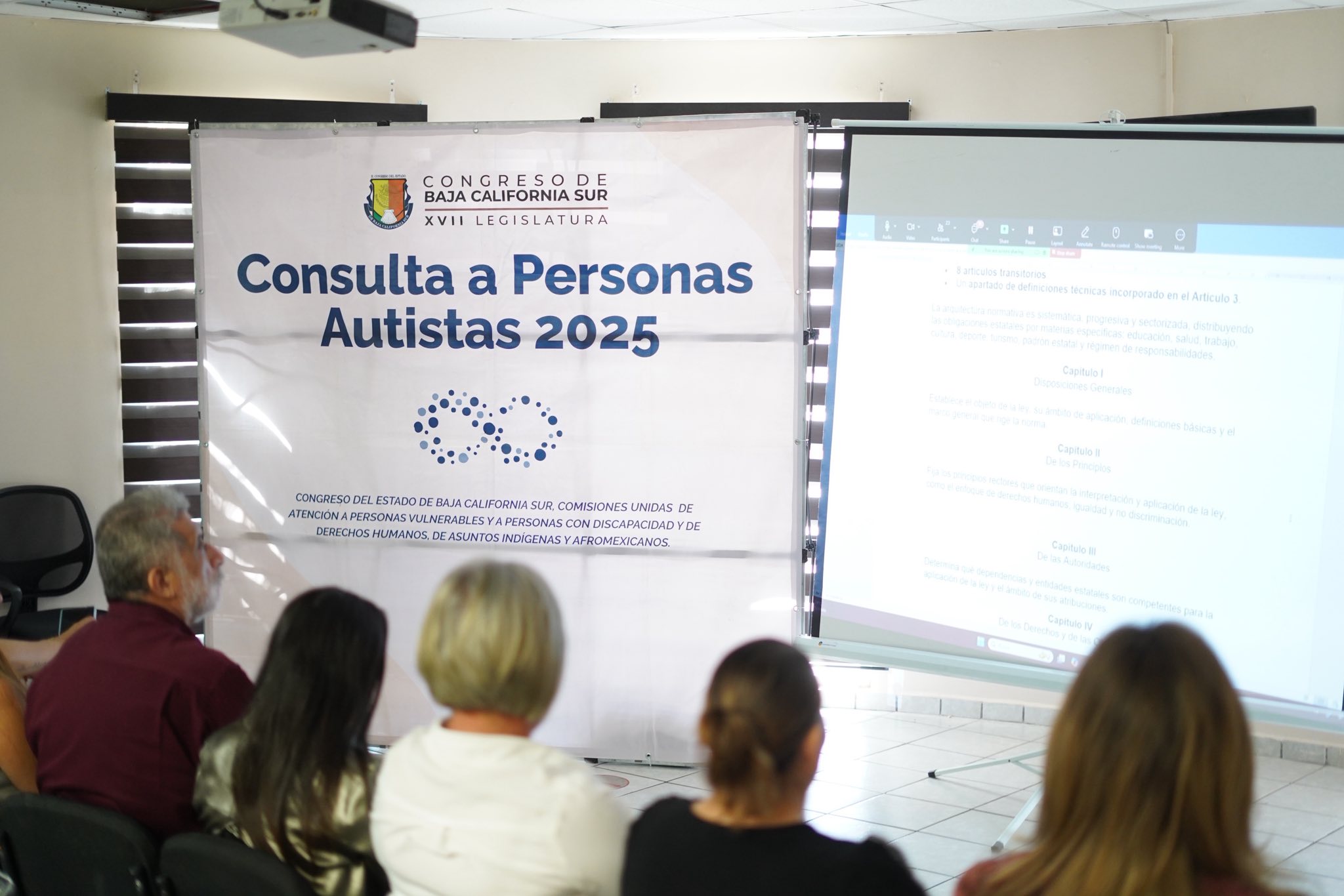 Puede ser una imagen de 4 personas y texto