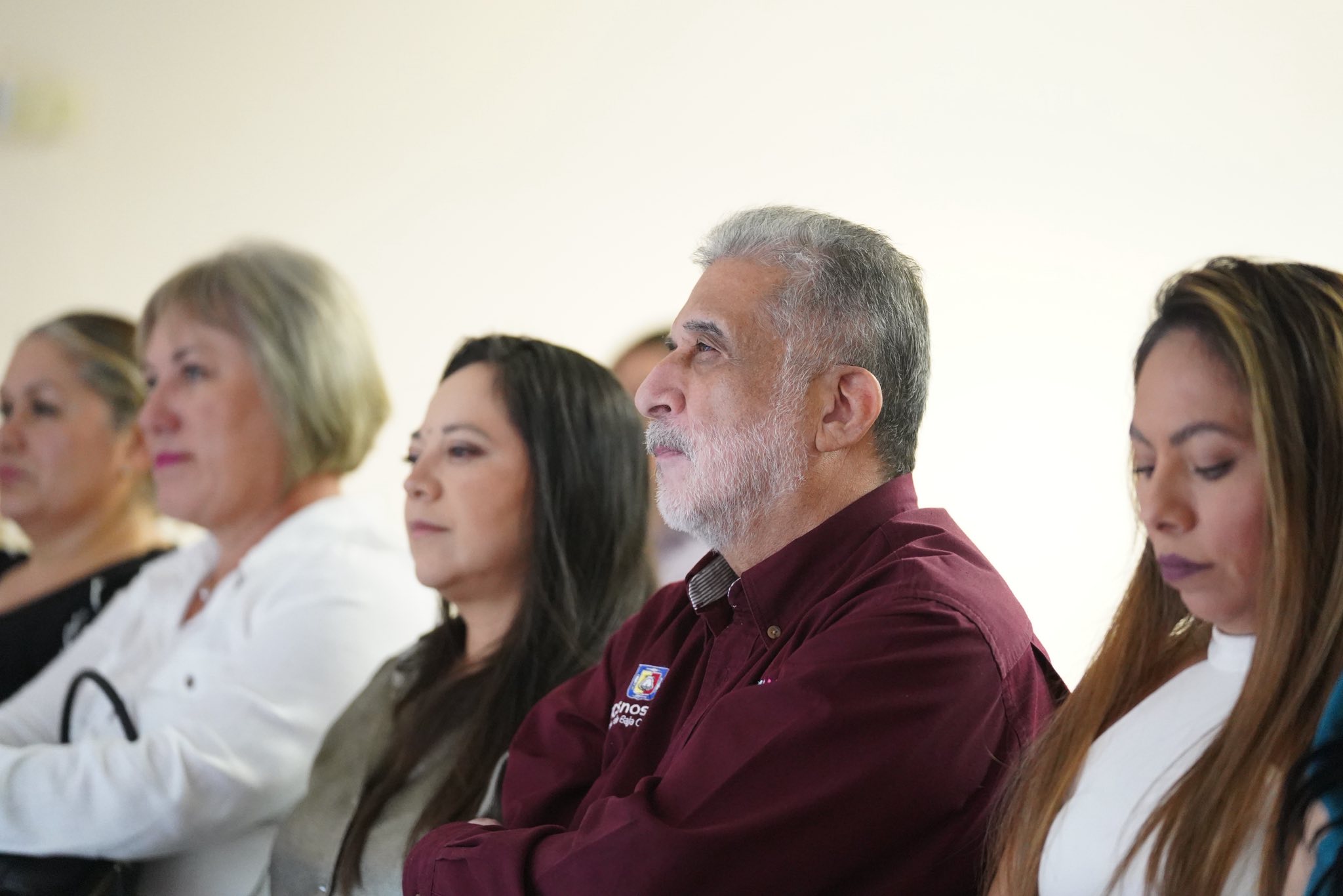 Puede ser una imagen de 4 personas y texto