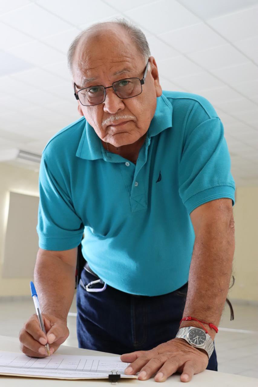 Puede ser una imagen de 4 personas y texto