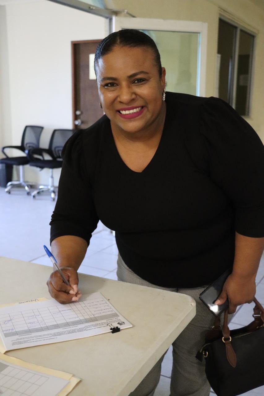 Puede ser una imagen de 4 personas y texto