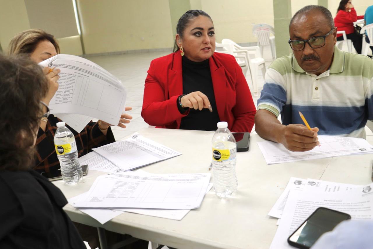 Puede ser una imagen de 4 personas y texto