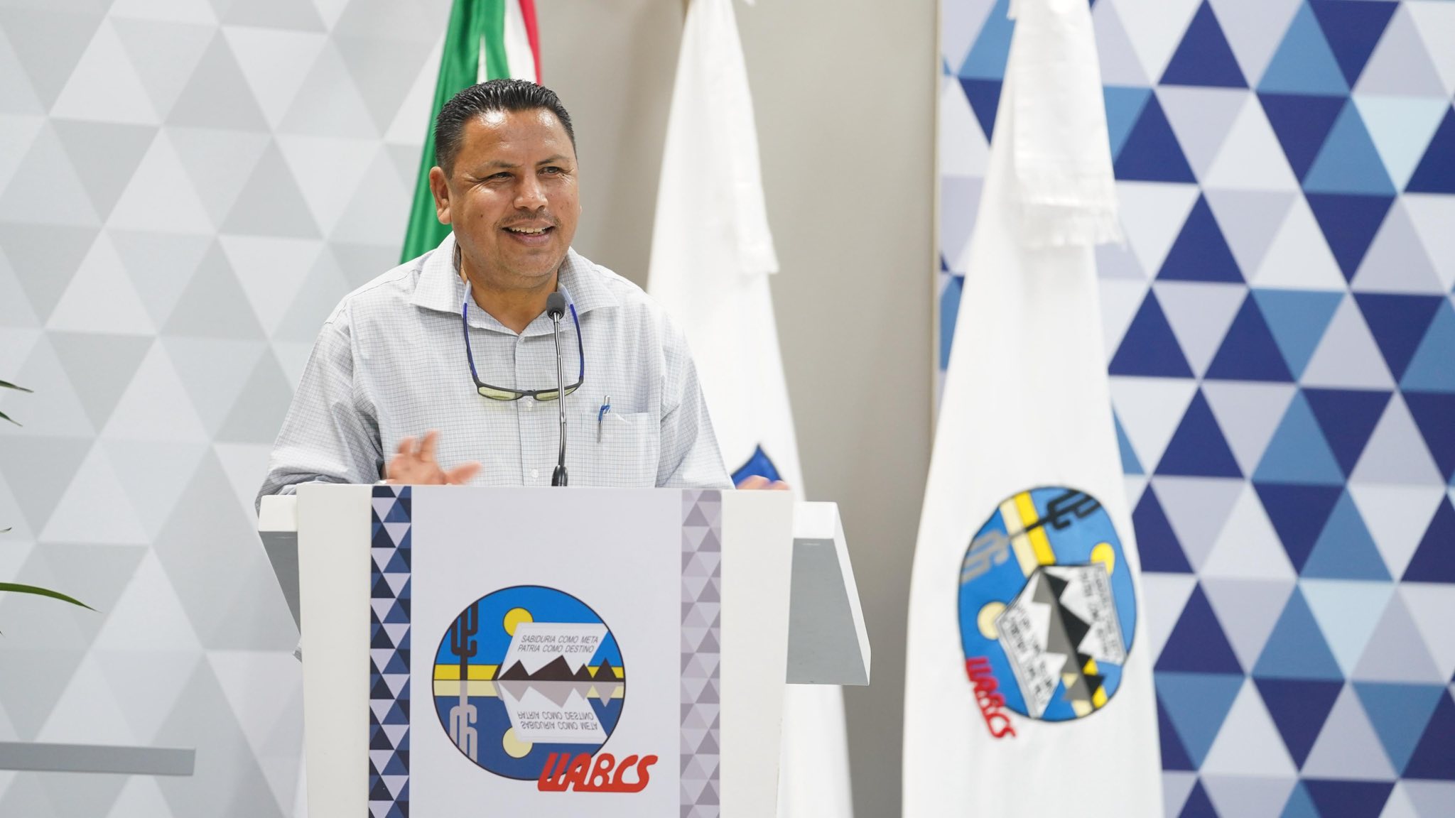 Puede ser una imagen de 4 personas y texto