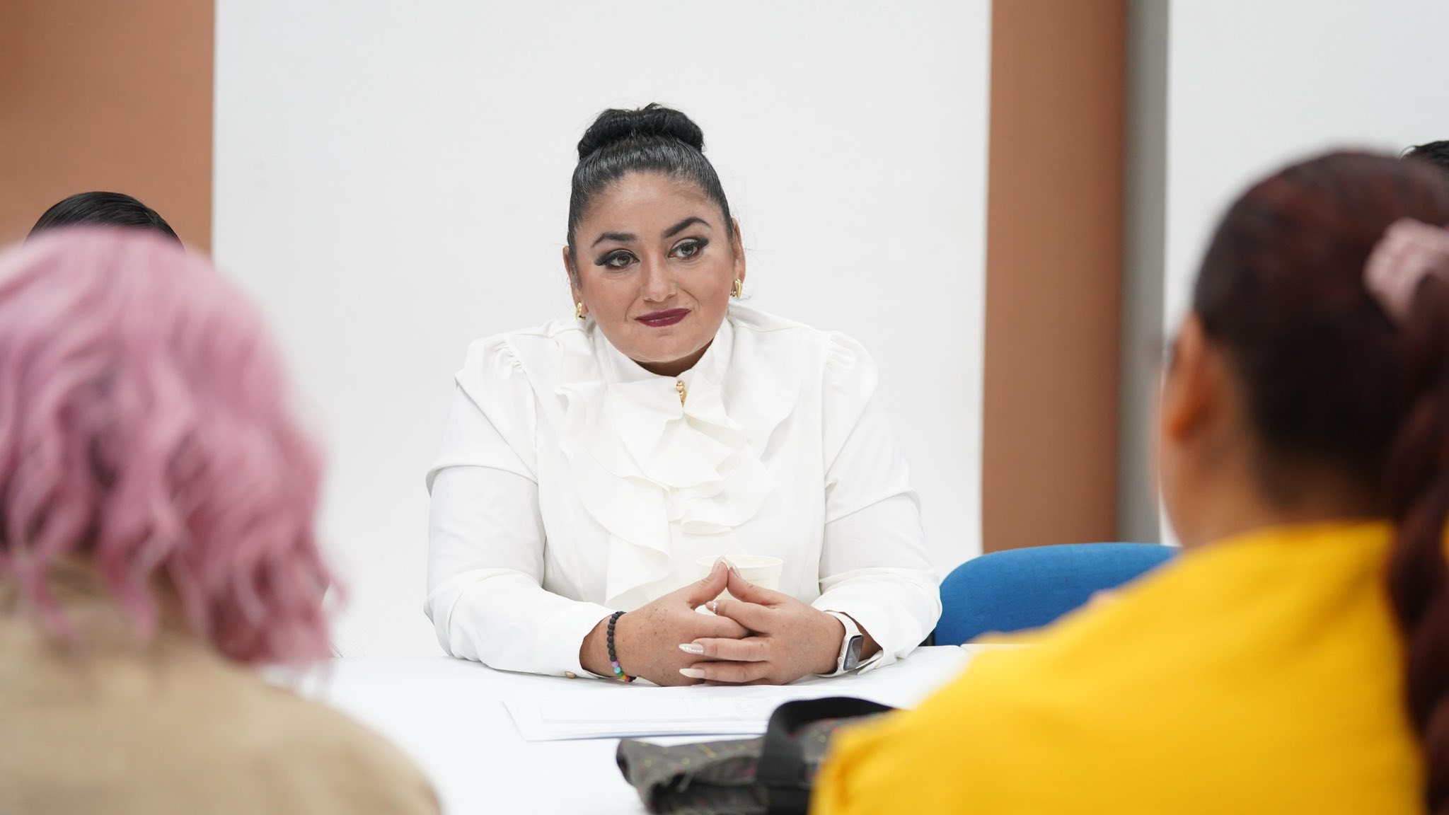 Puede ser una imagen de 4 personas y texto