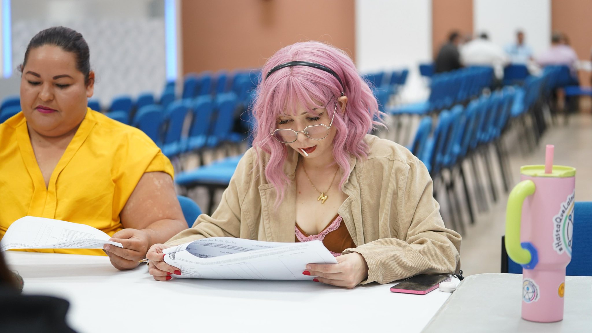 Puede ser una imagen de 4 personas y texto