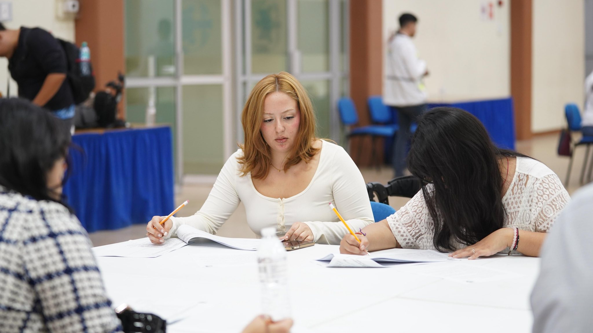 Puede ser una imagen de 4 personas y texto