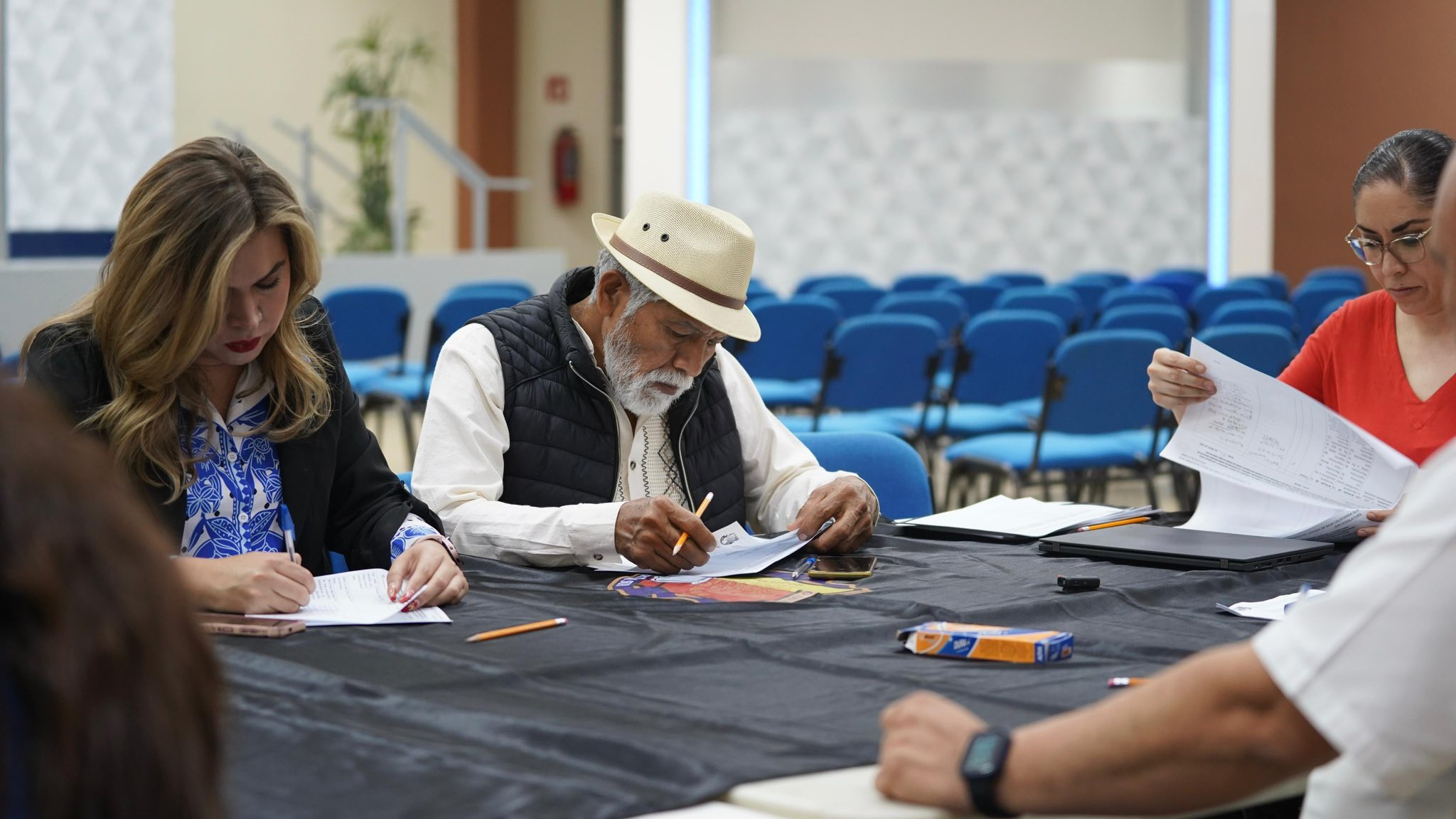 Puede ser una imagen de 4 personas y texto