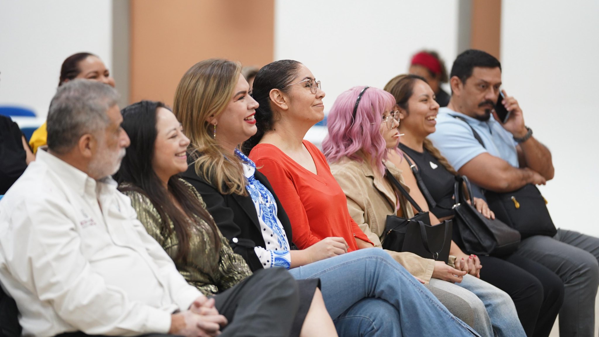 Puede ser una imagen de 4 personas y texto