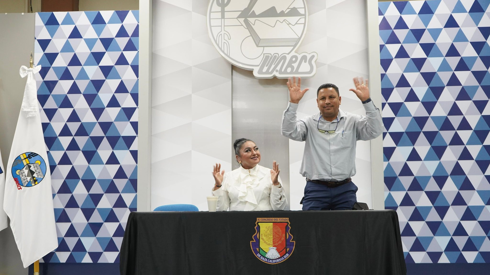 Puede ser una imagen de 4 personas y texto