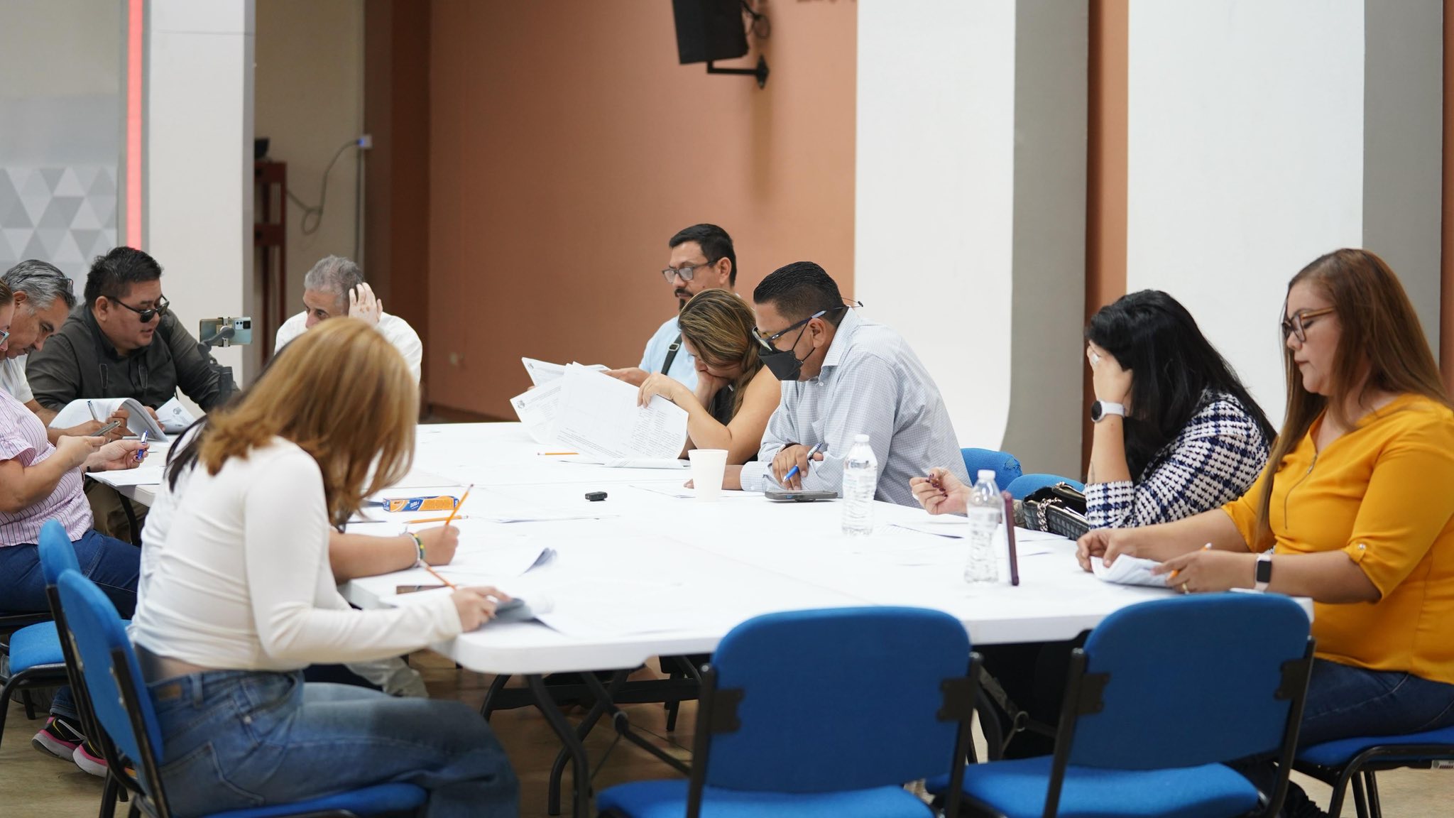 Puede ser una imagen de 4 personas y texto