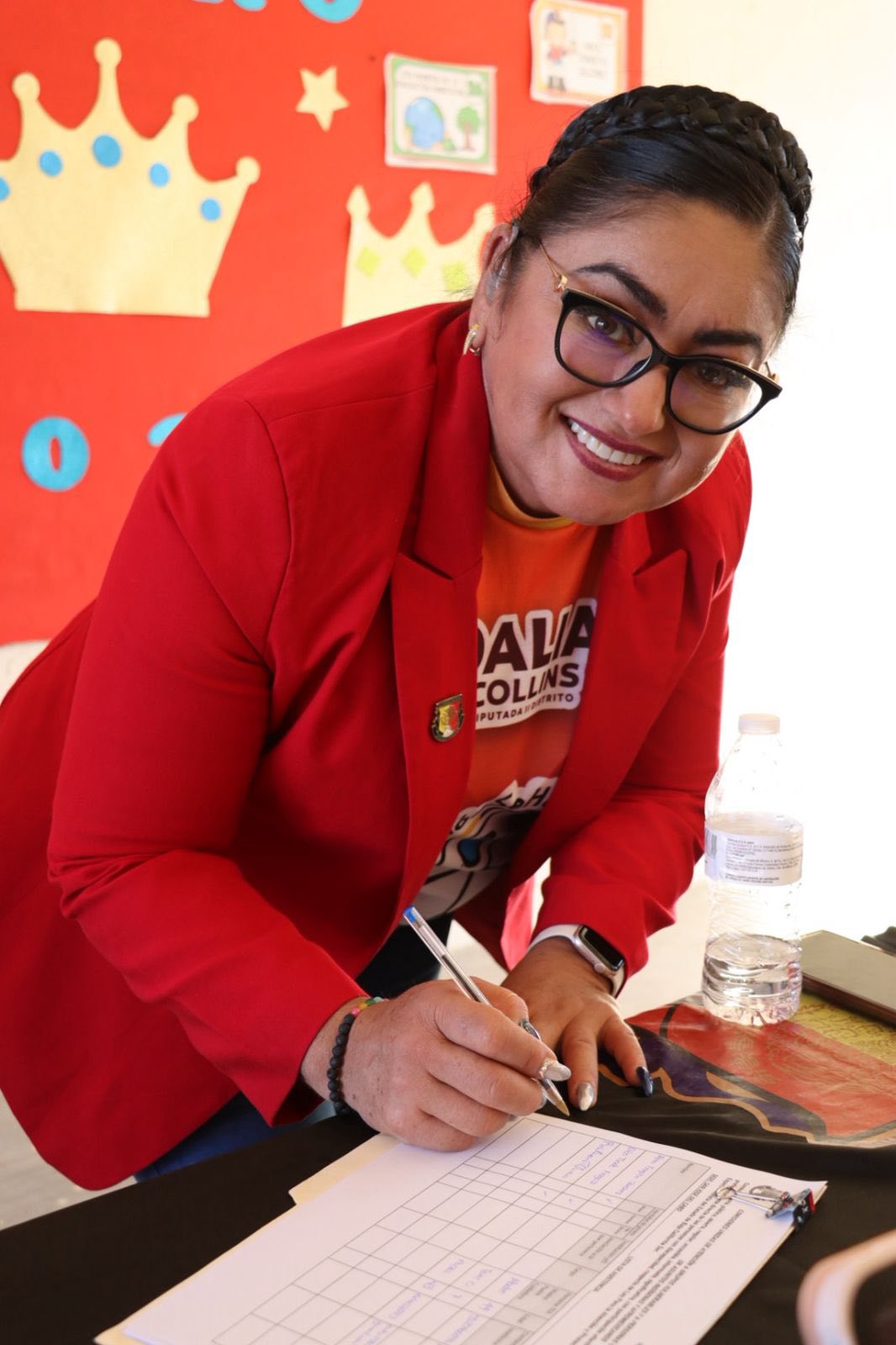 Puede ser una imagen de 4 personas y texto