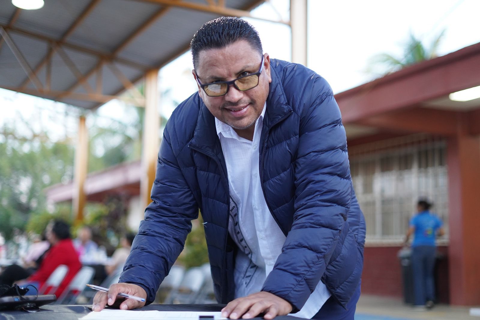 Puede ser una imagen de 4 personas y texto