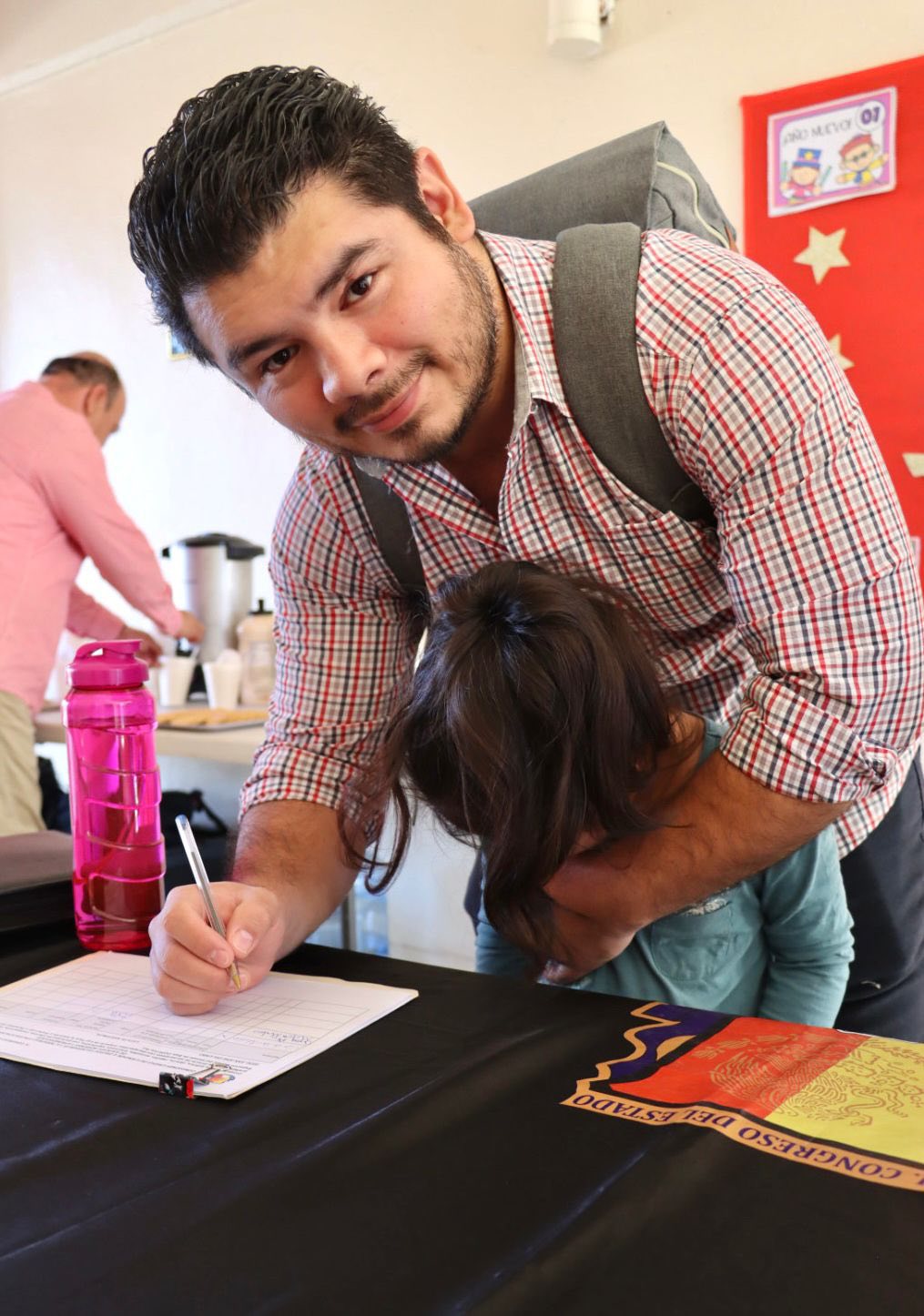 Puede ser una imagen de 4 personas y texto