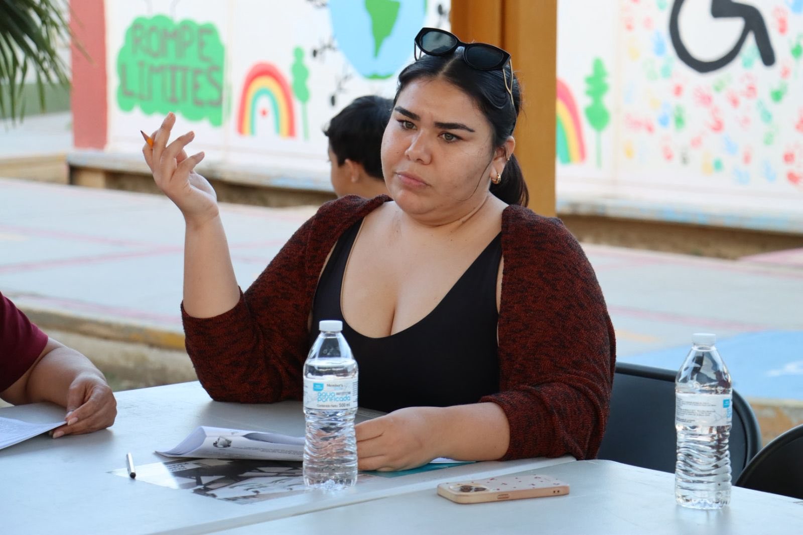 Puede ser una imagen de 4 personas y texto