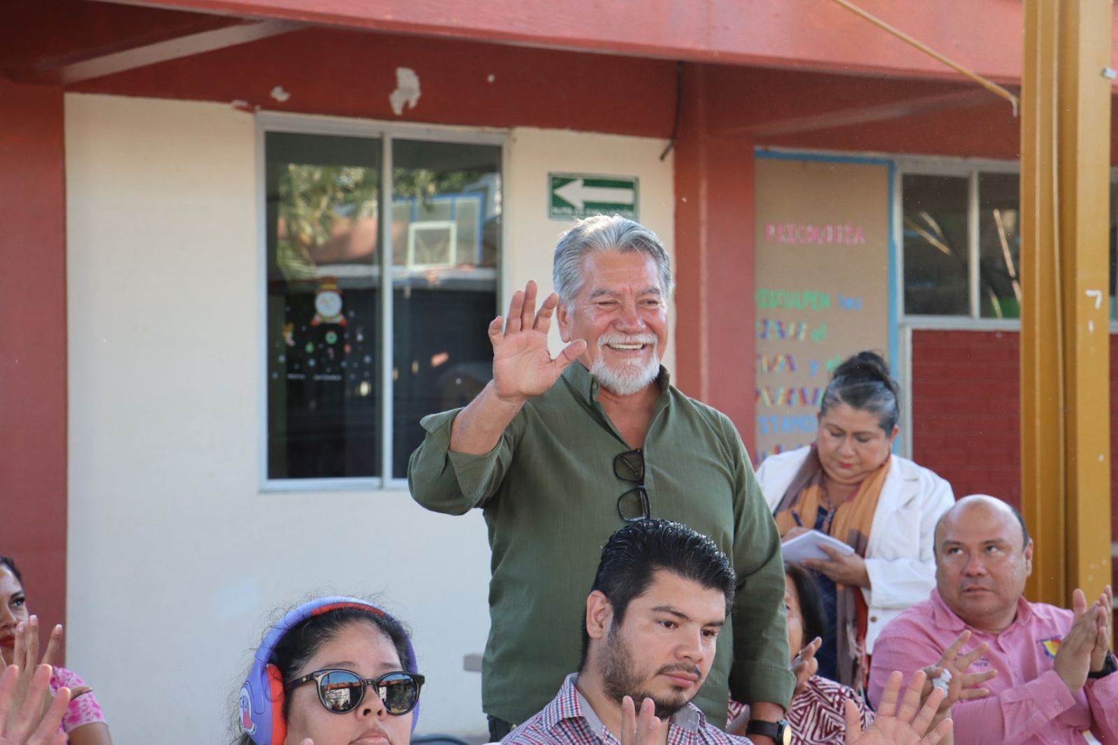 Puede ser una imagen de 4 personas y texto