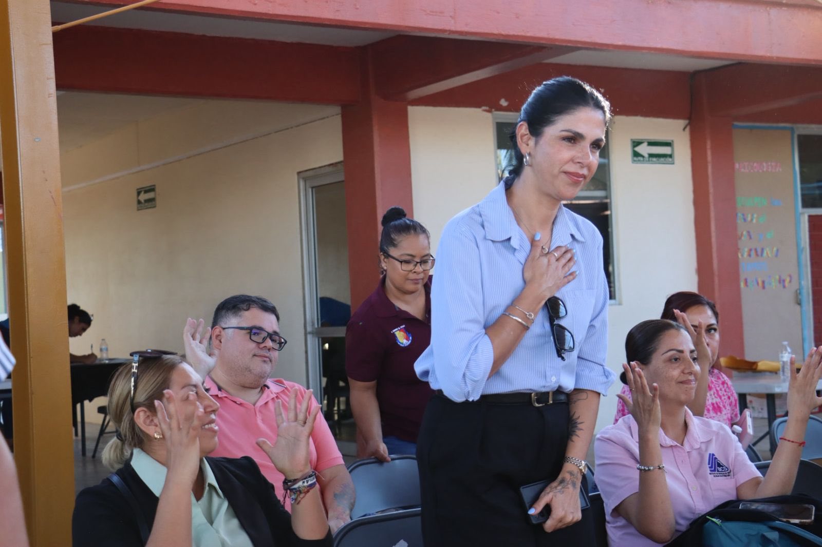 Puede ser una imagen de 4 personas y texto