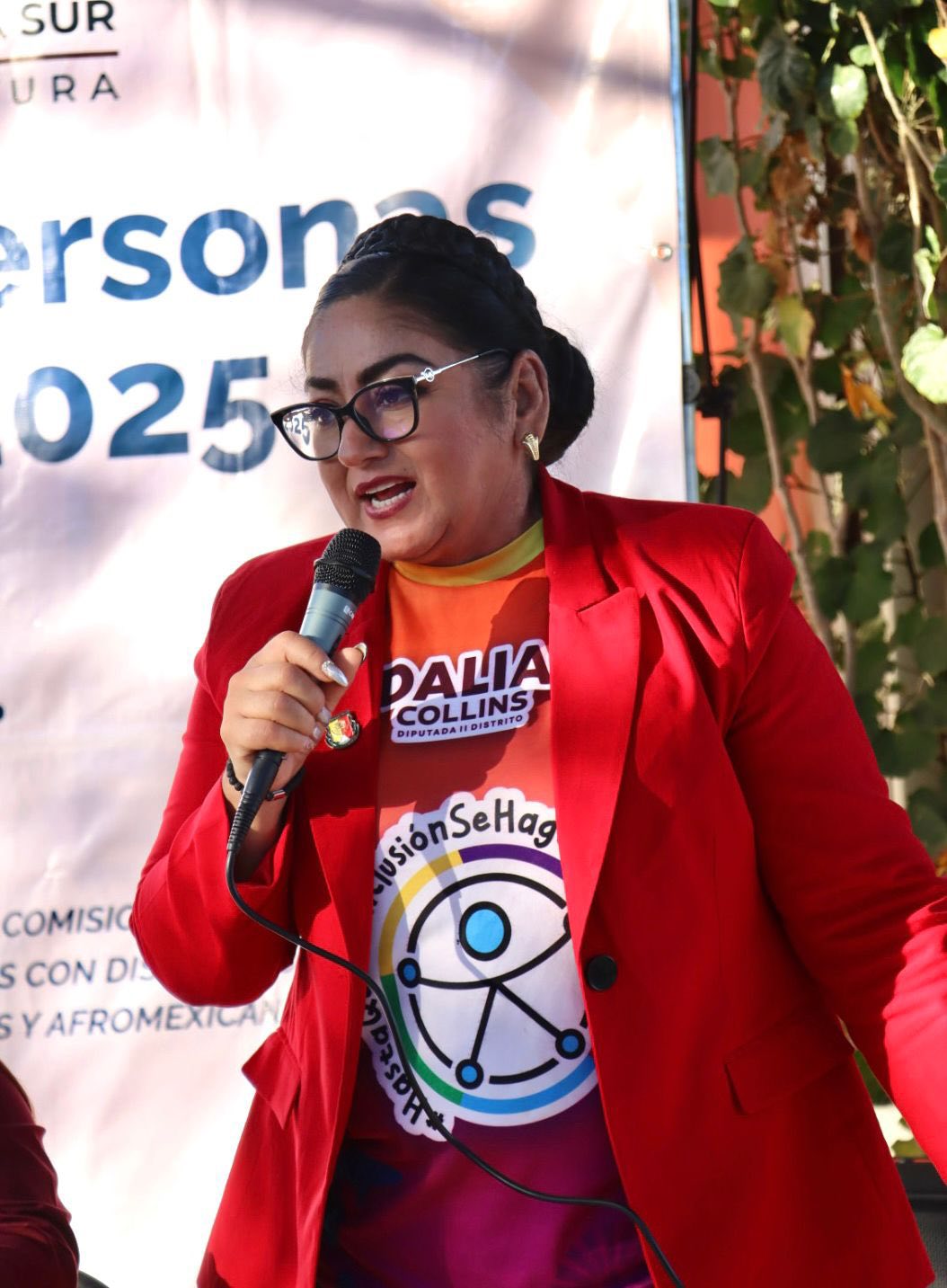 Puede ser una imagen de 4 personas y texto