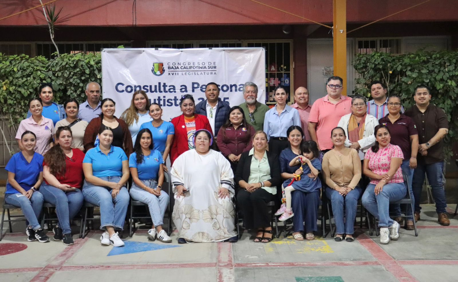 Puede ser una imagen de 4 personas y texto