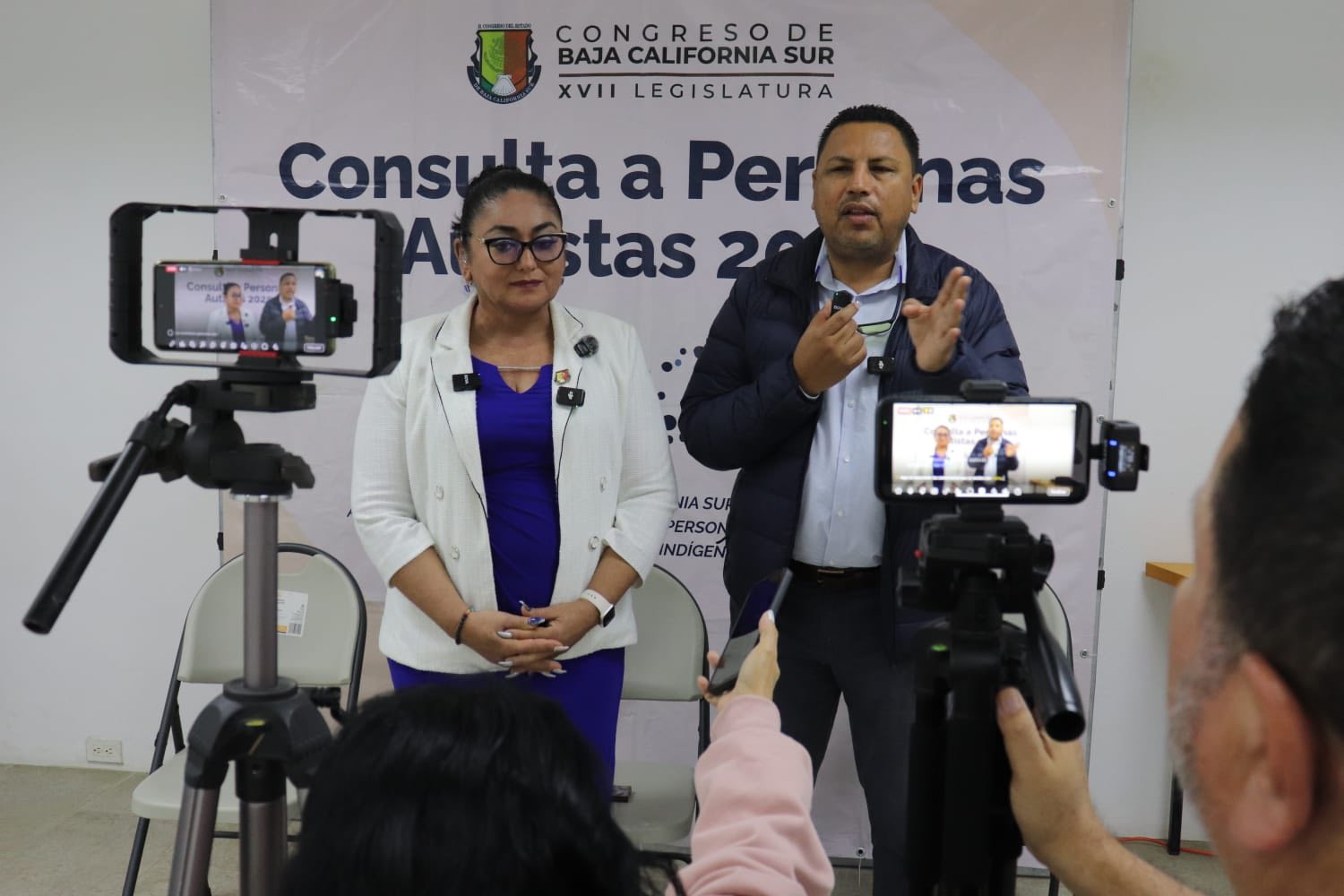 Puede ser una imagen de 4 personas y texto