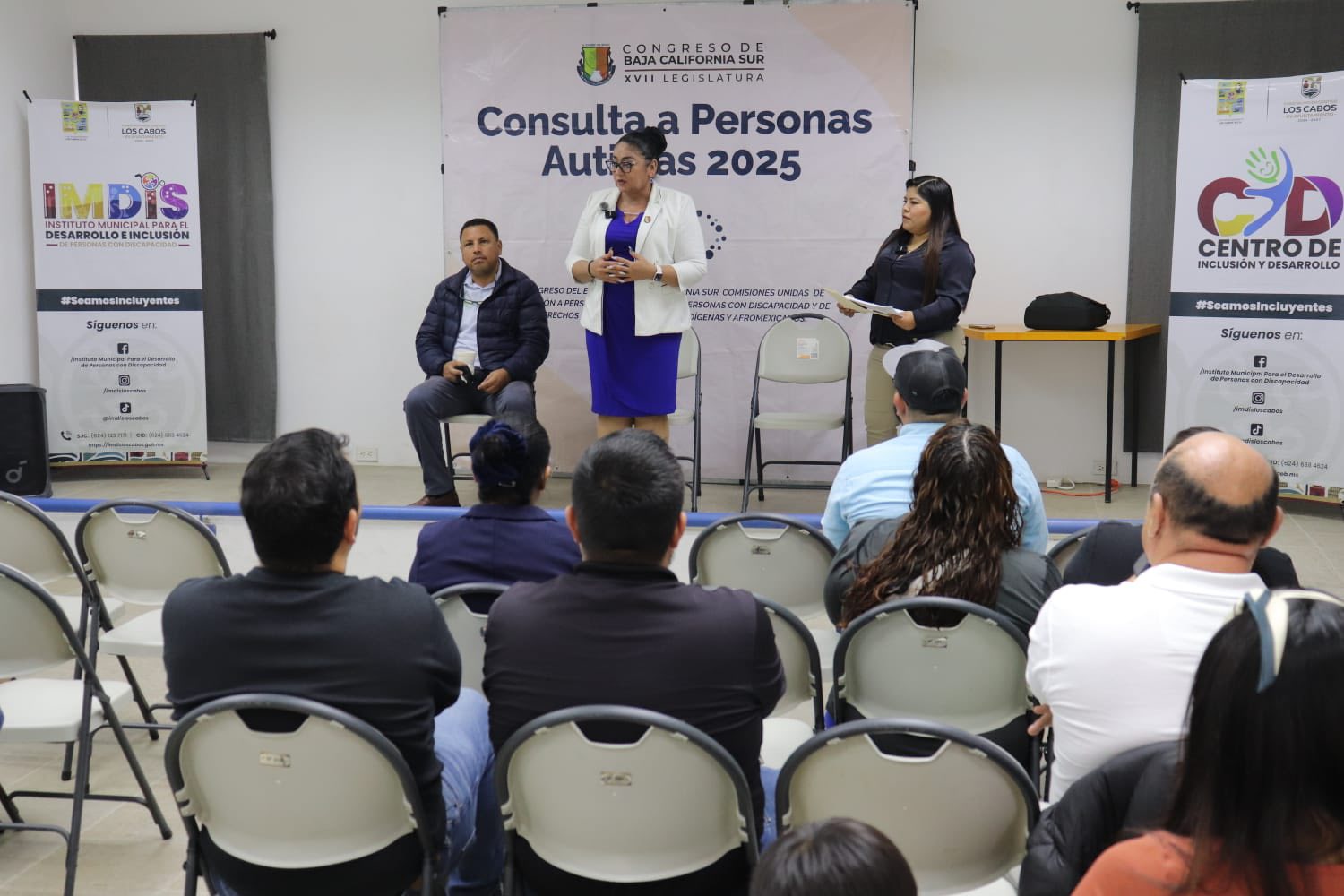 Puede ser una imagen de 4 personas y texto