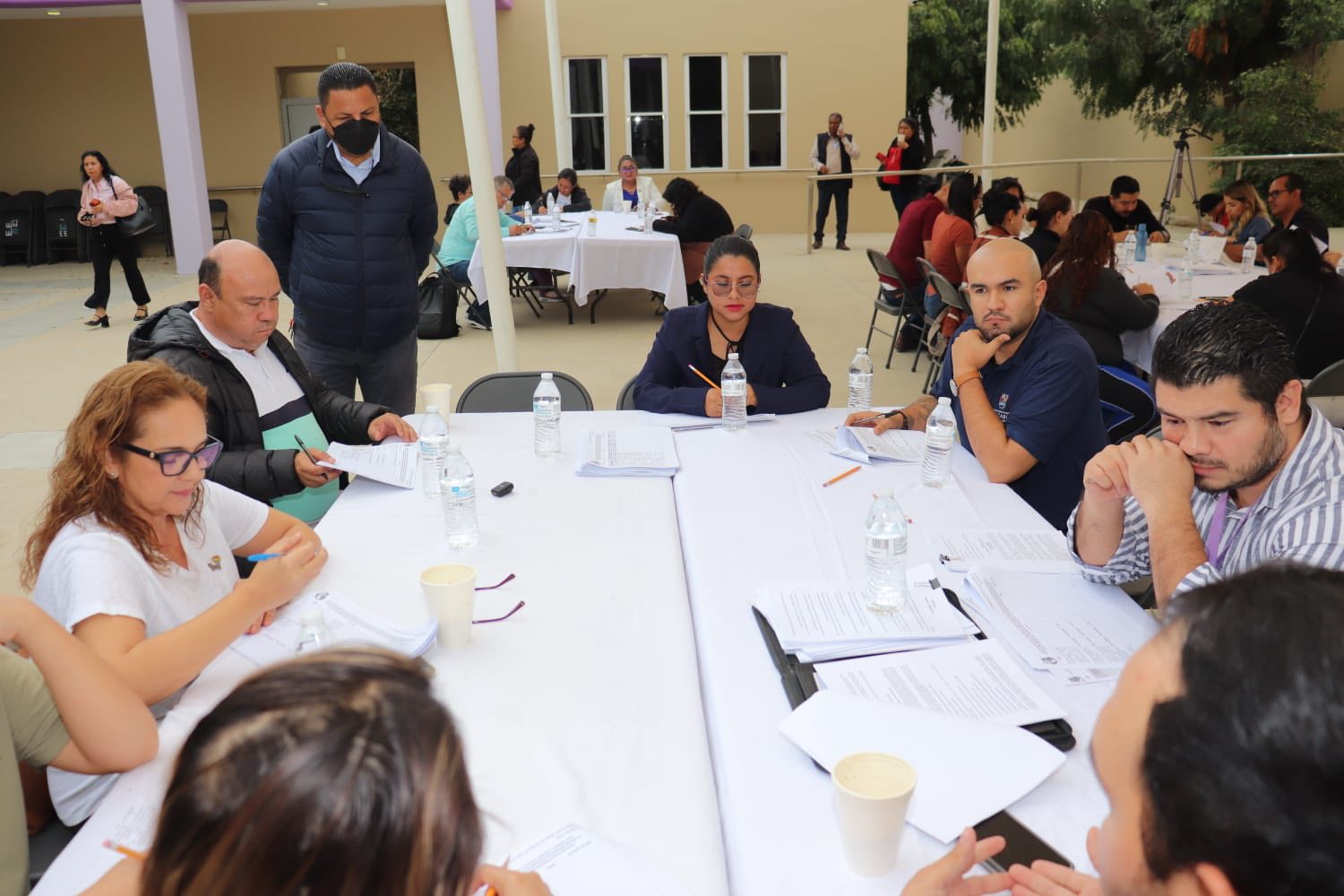 Puede ser una imagen de 4 personas y texto