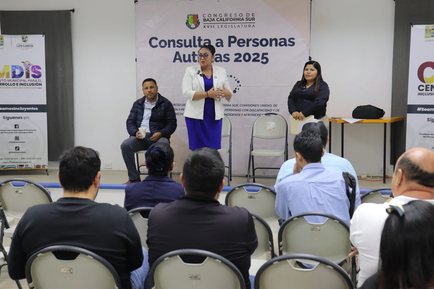 Puede ser una imagen de 4 personas y texto