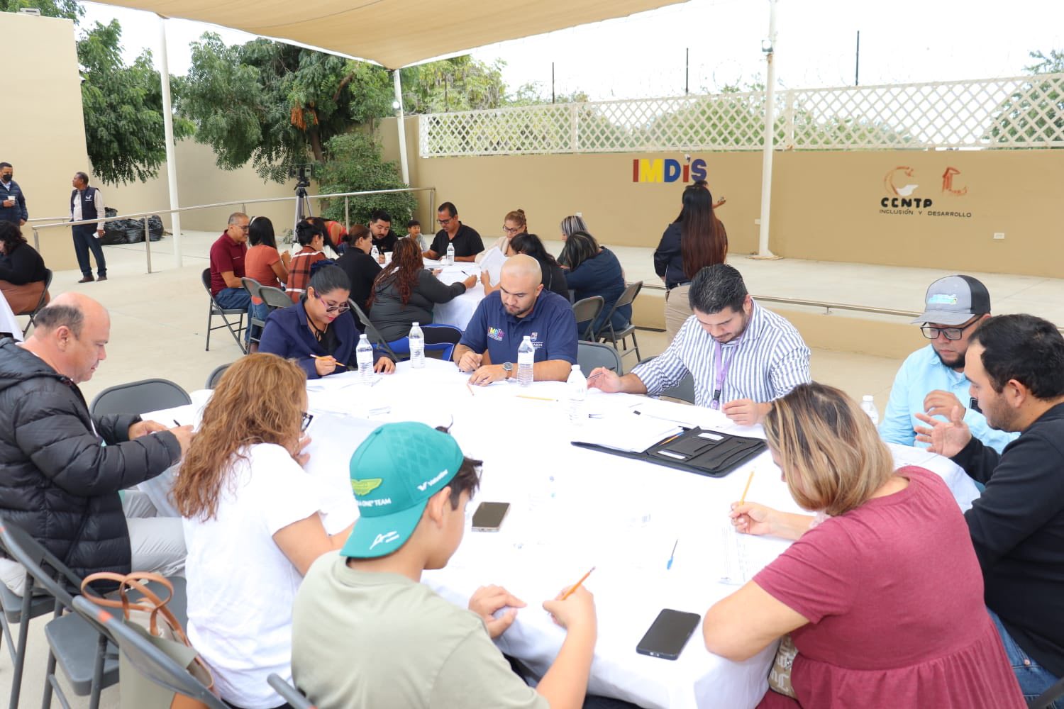 Puede ser una imagen de 4 personas y texto