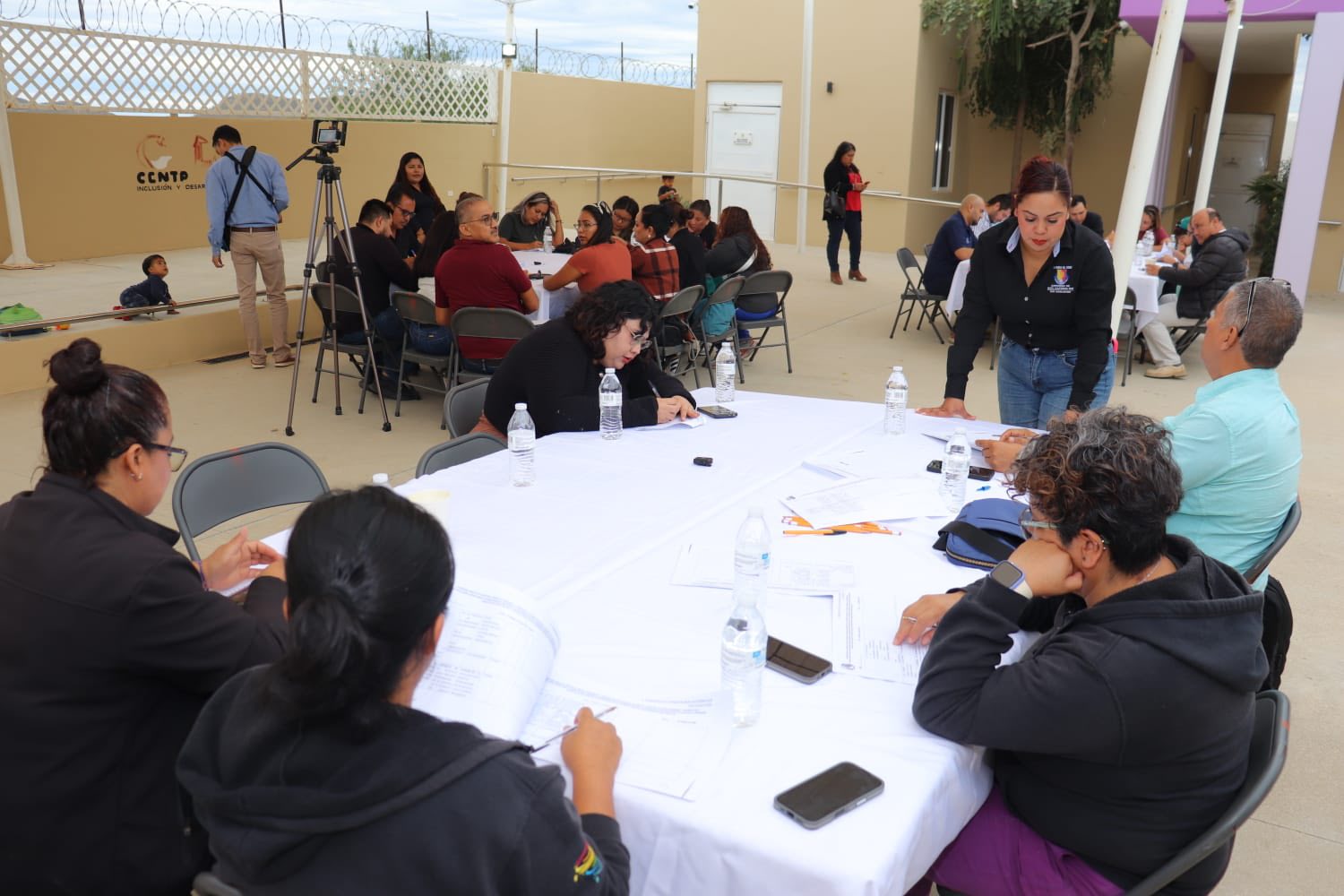 Puede ser una imagen de 4 personas y texto