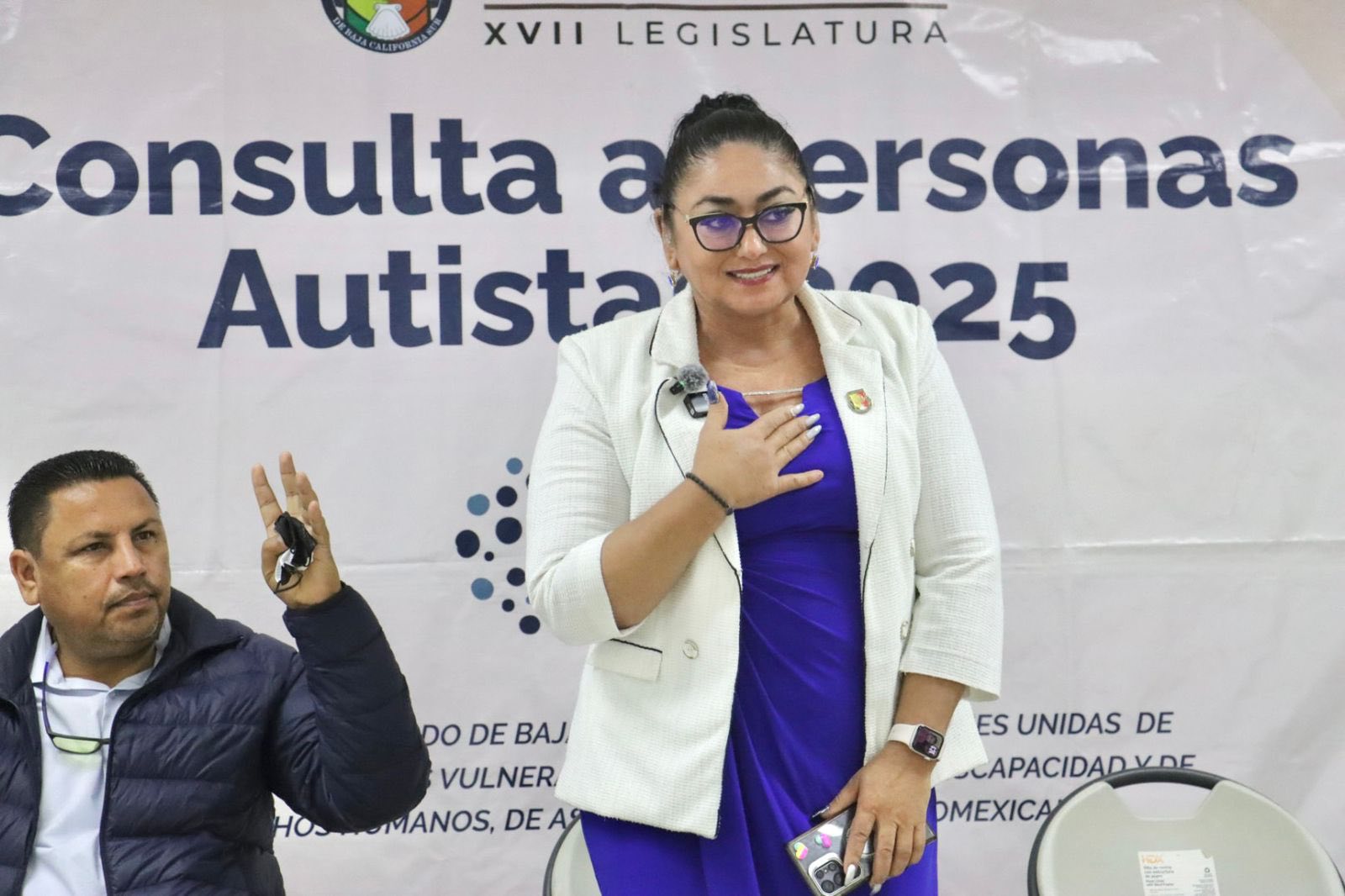 Puede ser una imagen de 4 personas y texto