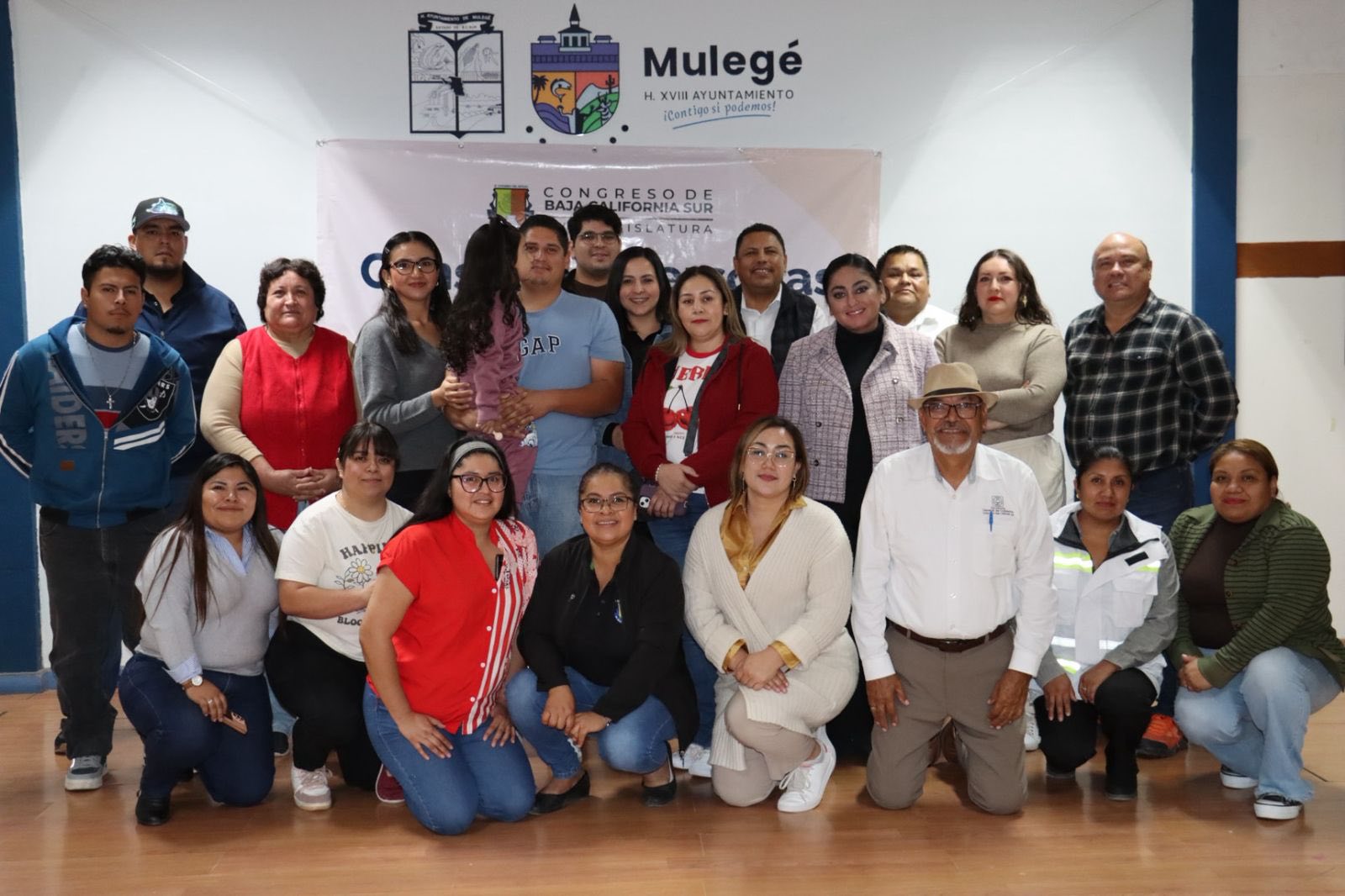 Puede ser una imagen de 4 personas y texto