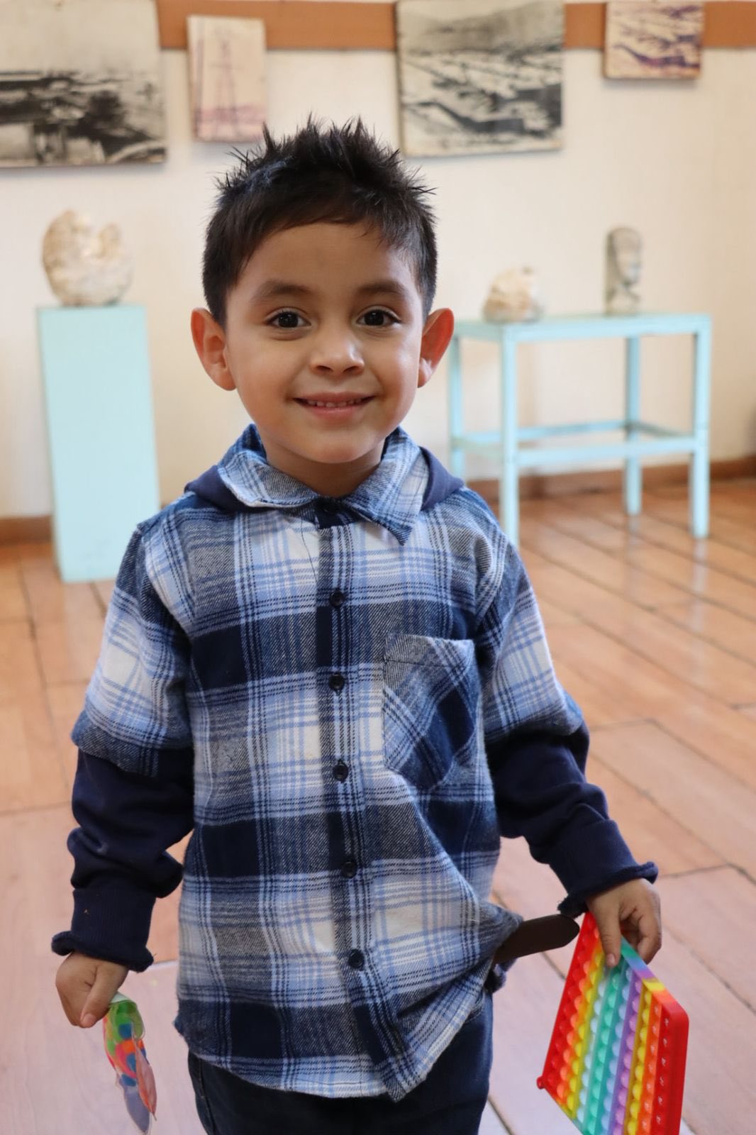 Puede ser una imagen de 4 personas y texto