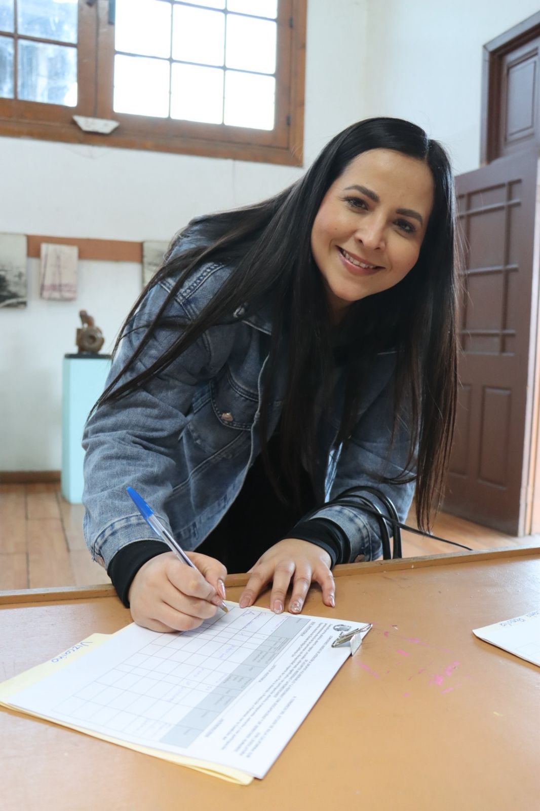 Puede ser una imagen de 4 personas y texto