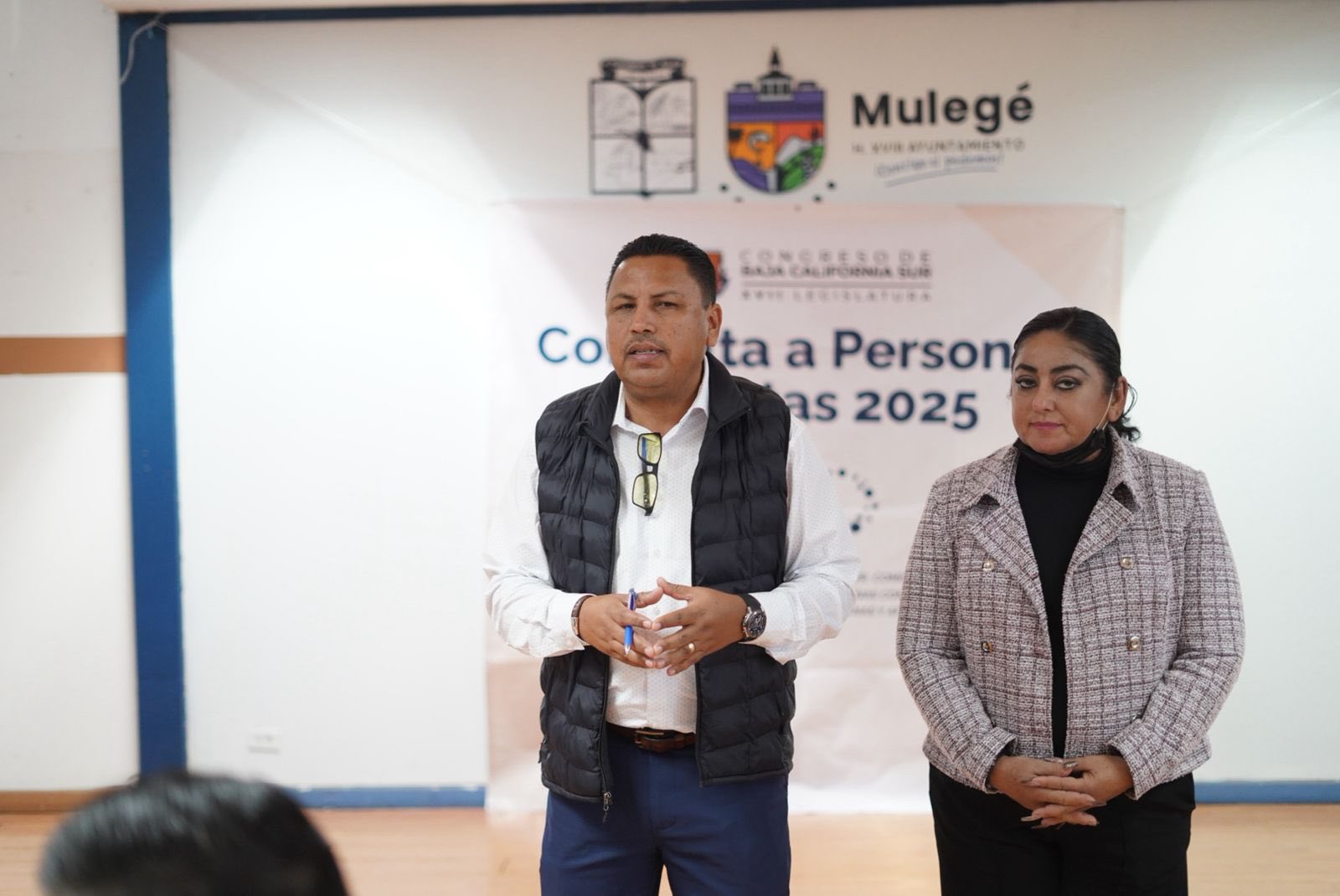 Puede ser una imagen de 4 personas y texto