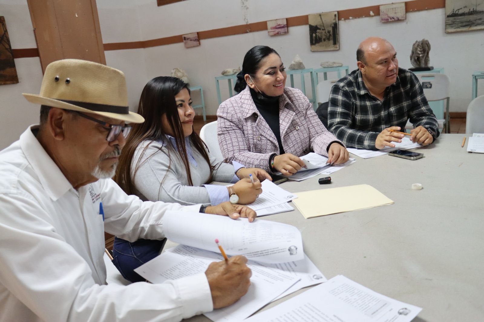 Puede ser una imagen de 4 personas y texto