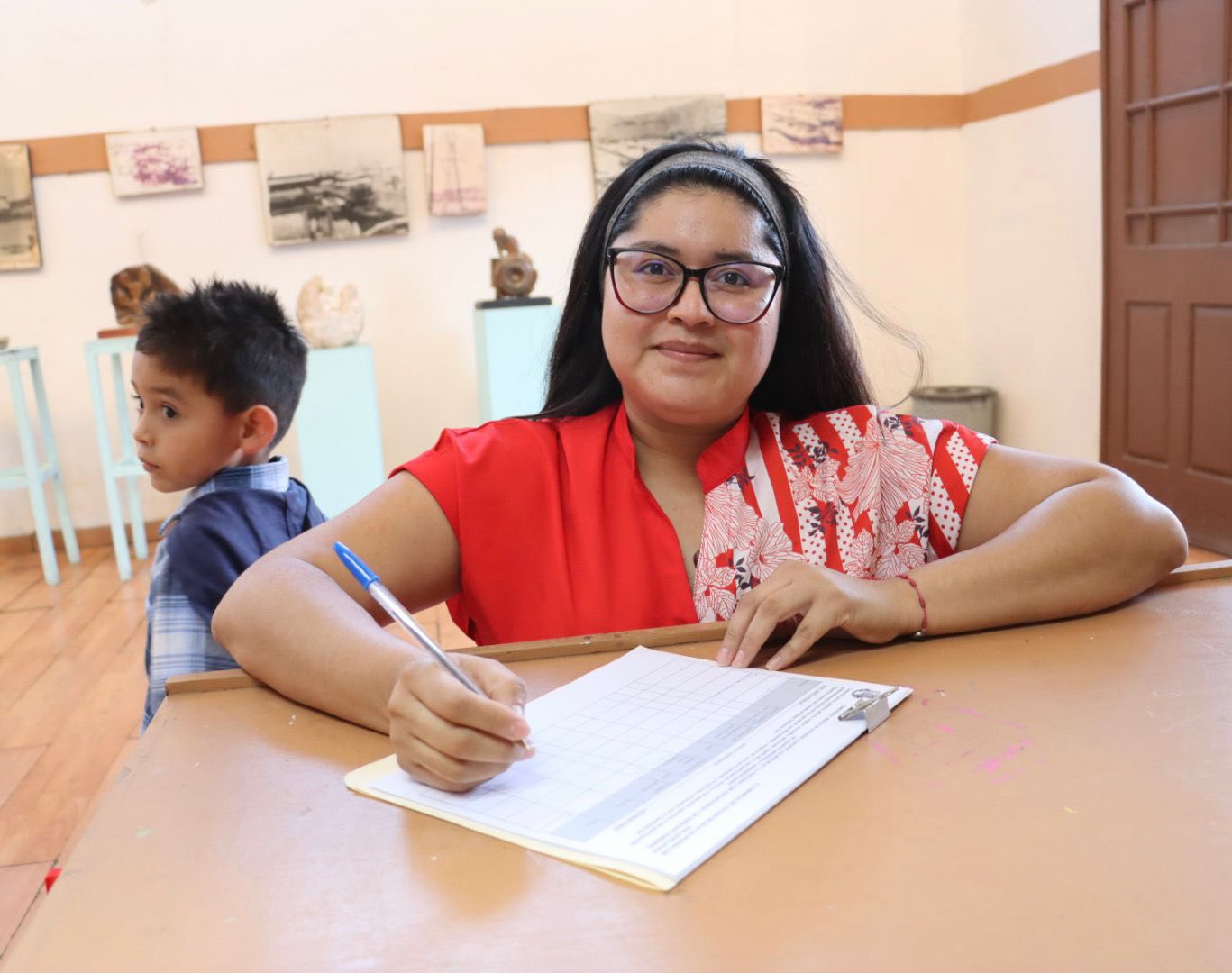 Puede ser una imagen de 4 personas y texto