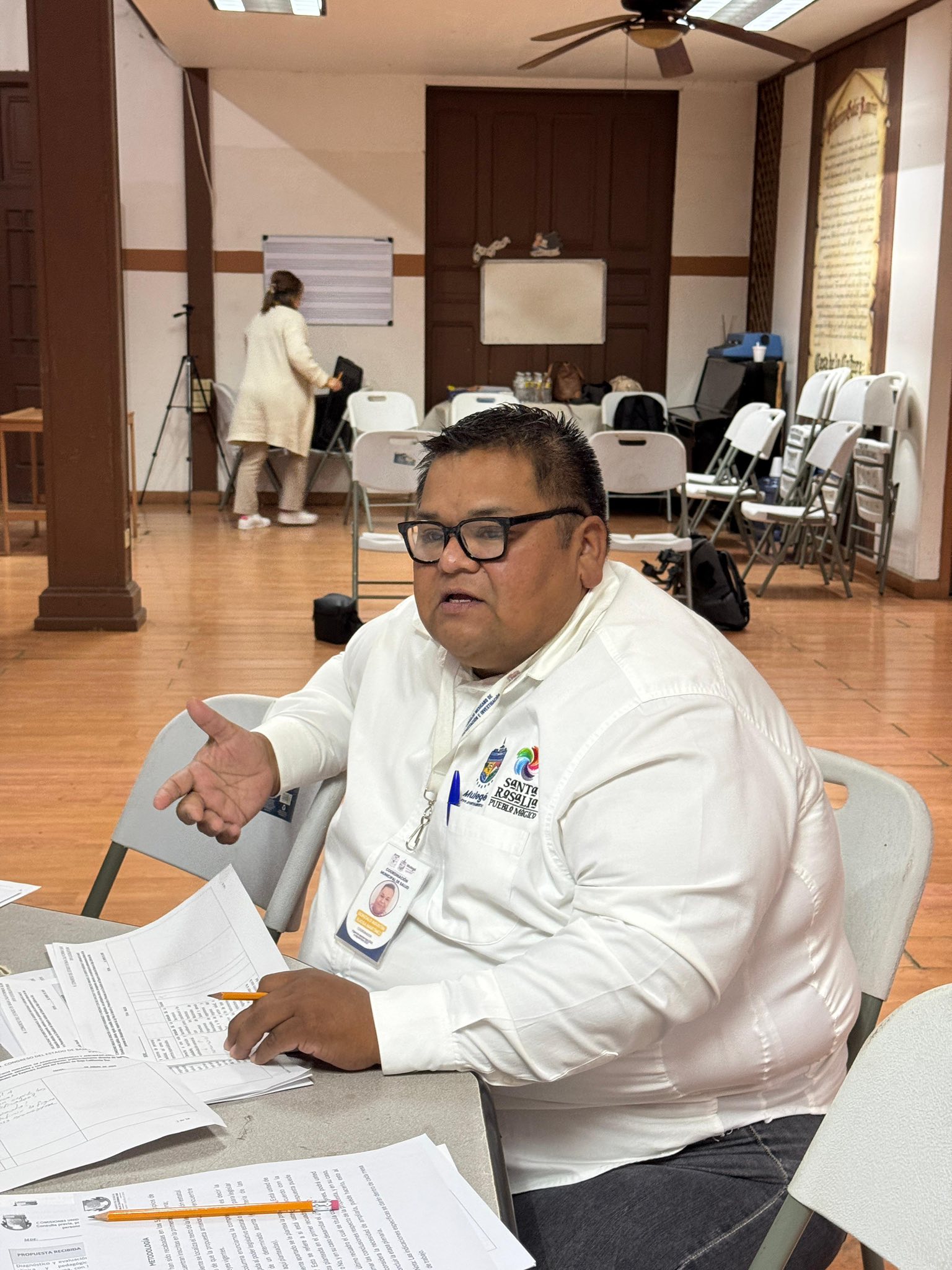 Puede ser una imagen de 4 personas y texto