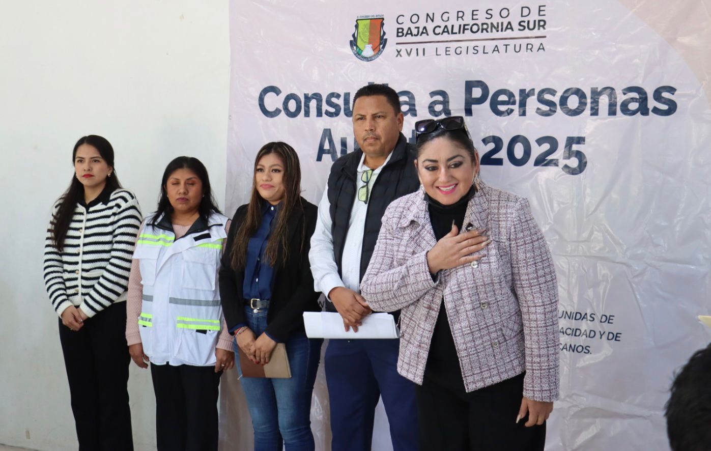 Puede ser una imagen de 4 personas y texto