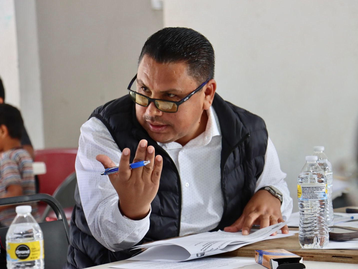 Puede ser una imagen de 4 personas y texto