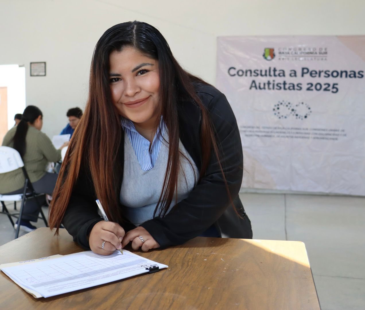 Puede ser una imagen de 4 personas y texto