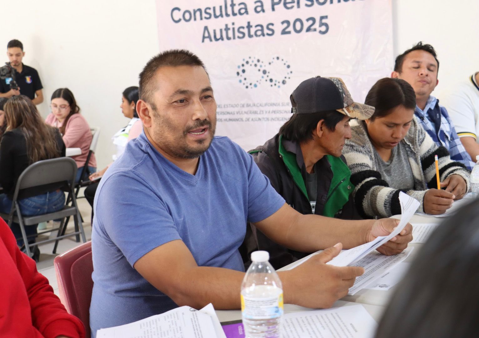 Puede ser una imagen de 4 personas y texto