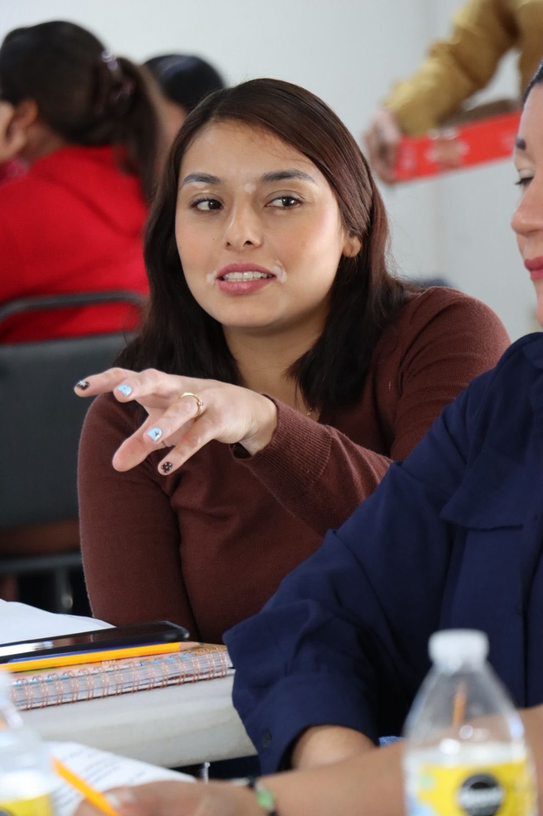 Puede ser una imagen de 4 personas y texto