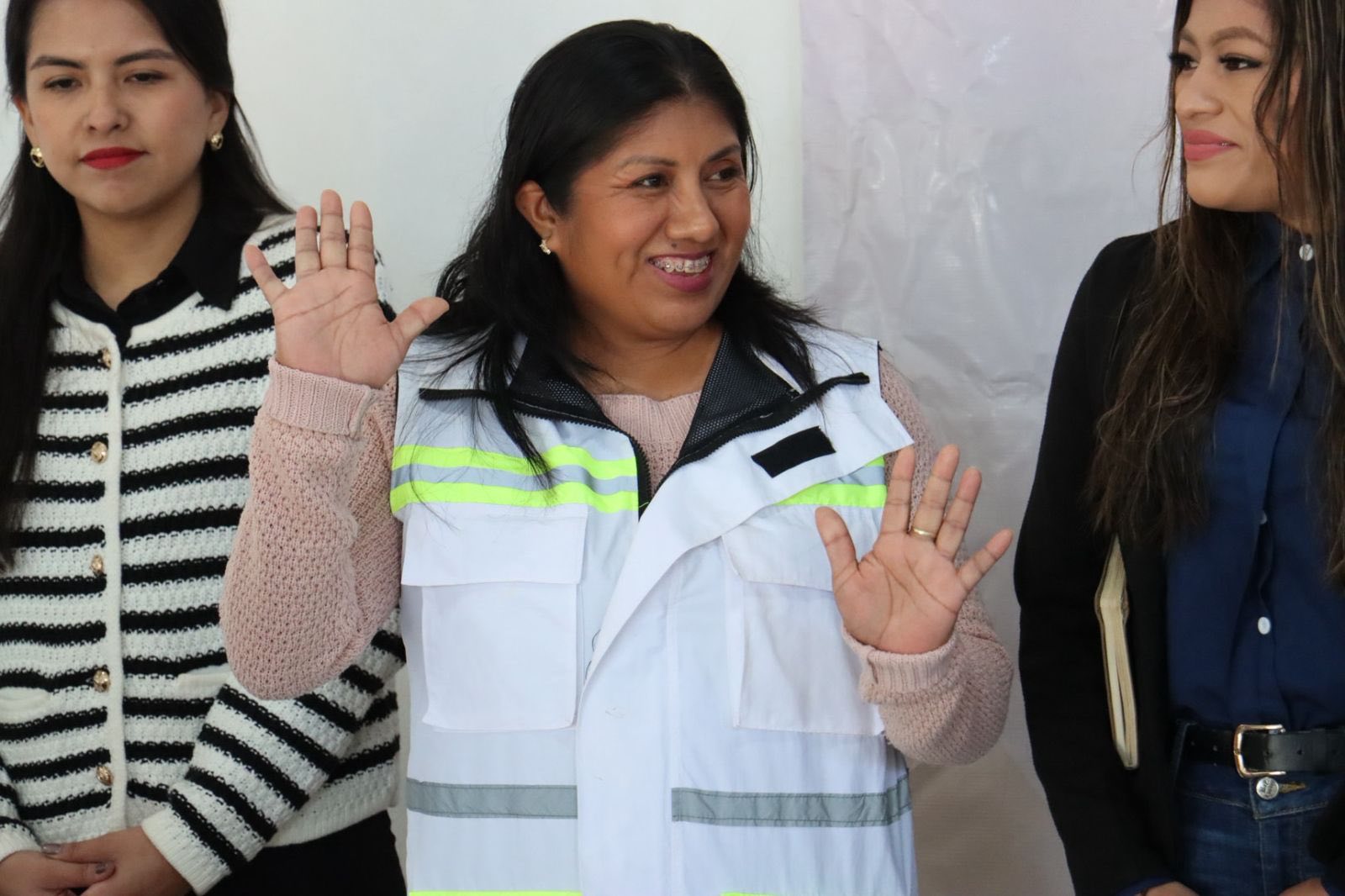 Puede ser una imagen de 4 personas y texto